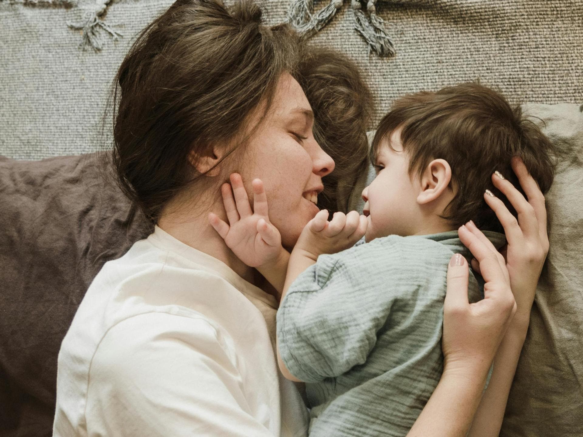 Eine Mama, die mit ihrem Sohn kuschelt.