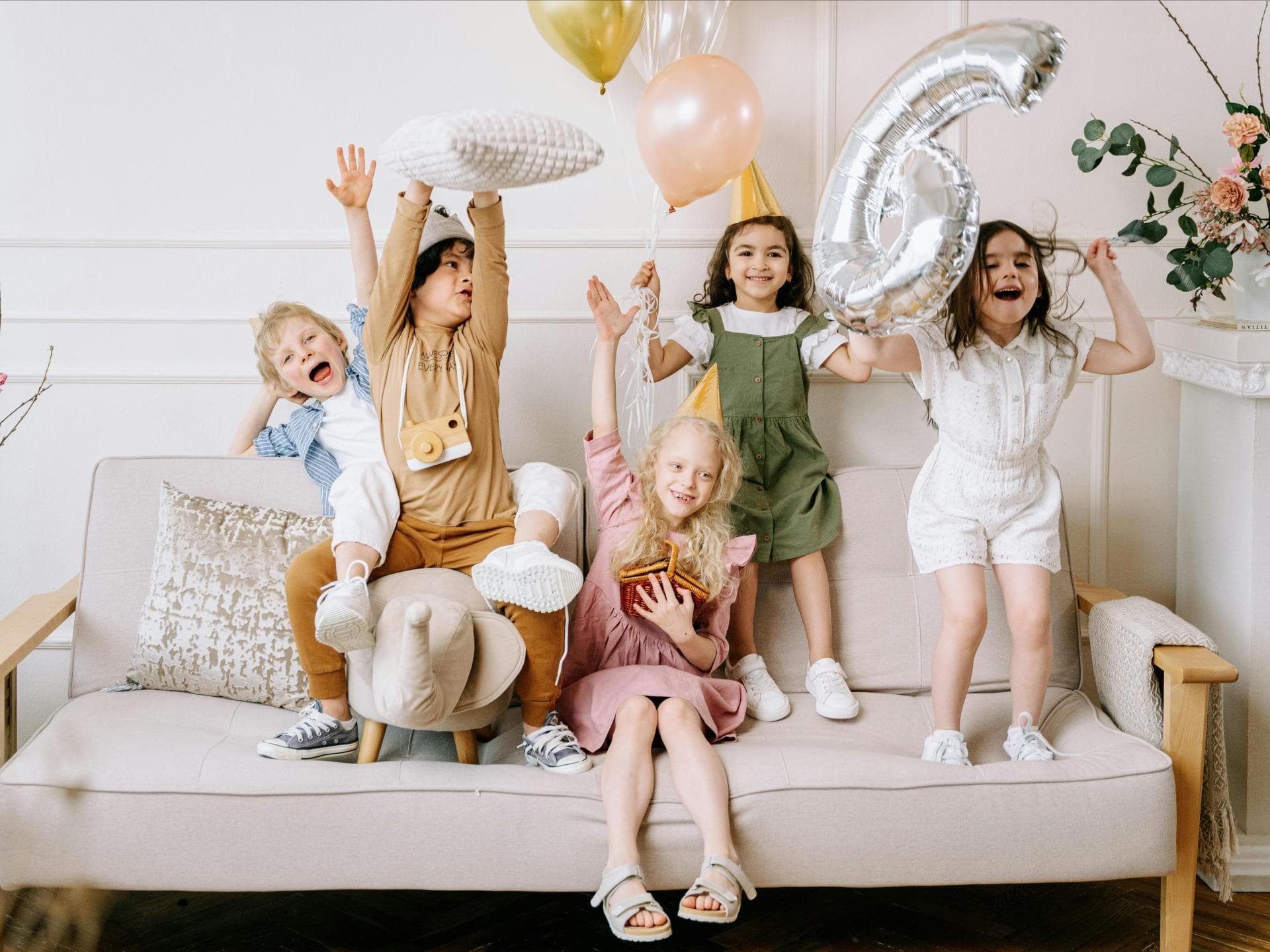 Kinder, die einen Geburtstag feiern ...