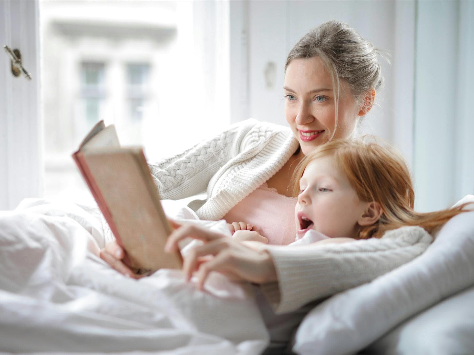Eine Mutter und ihre Tochter lesen zusammen.