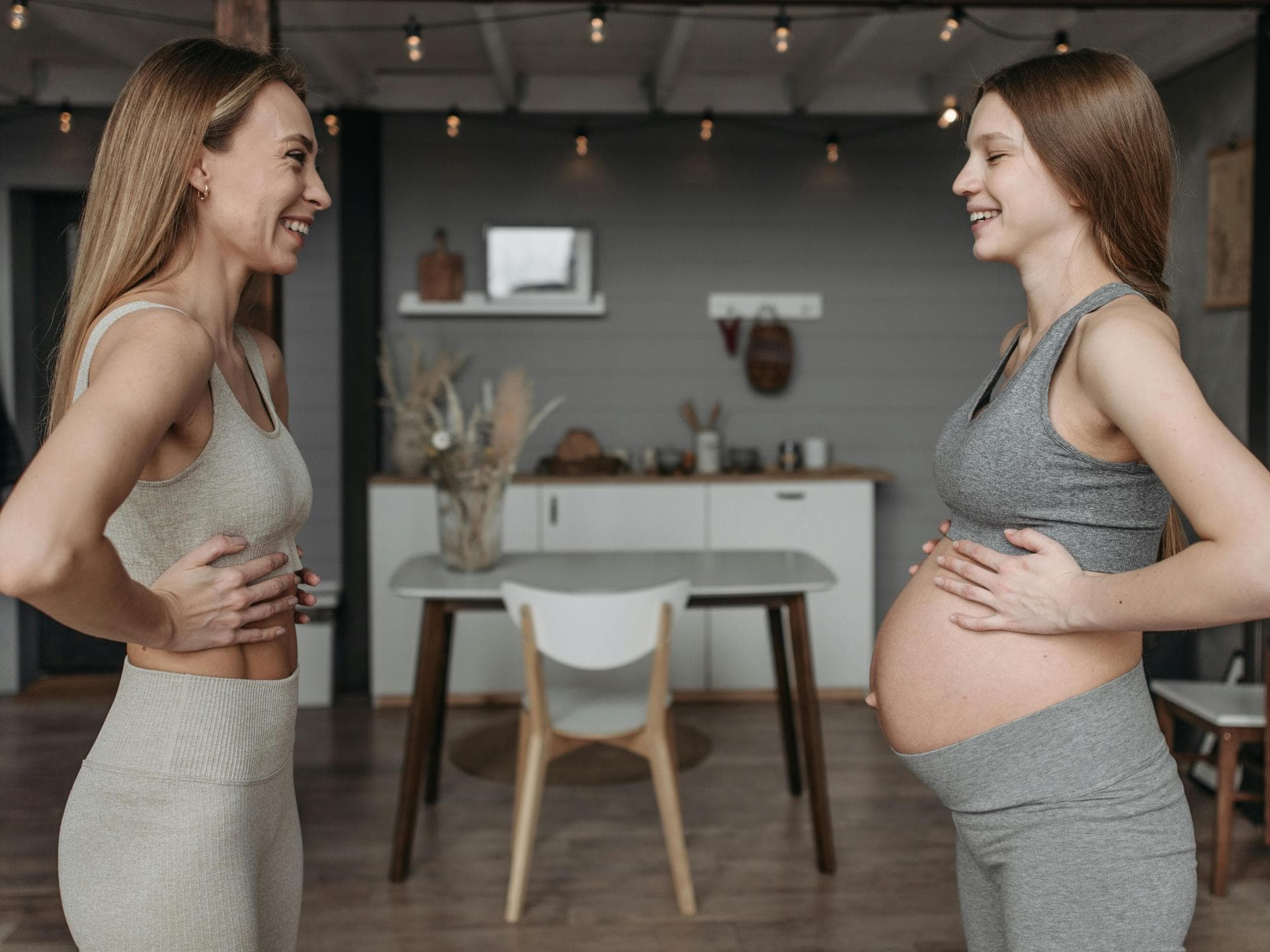 Zwei Frauen beim Pilates, eine davon ist schwanger