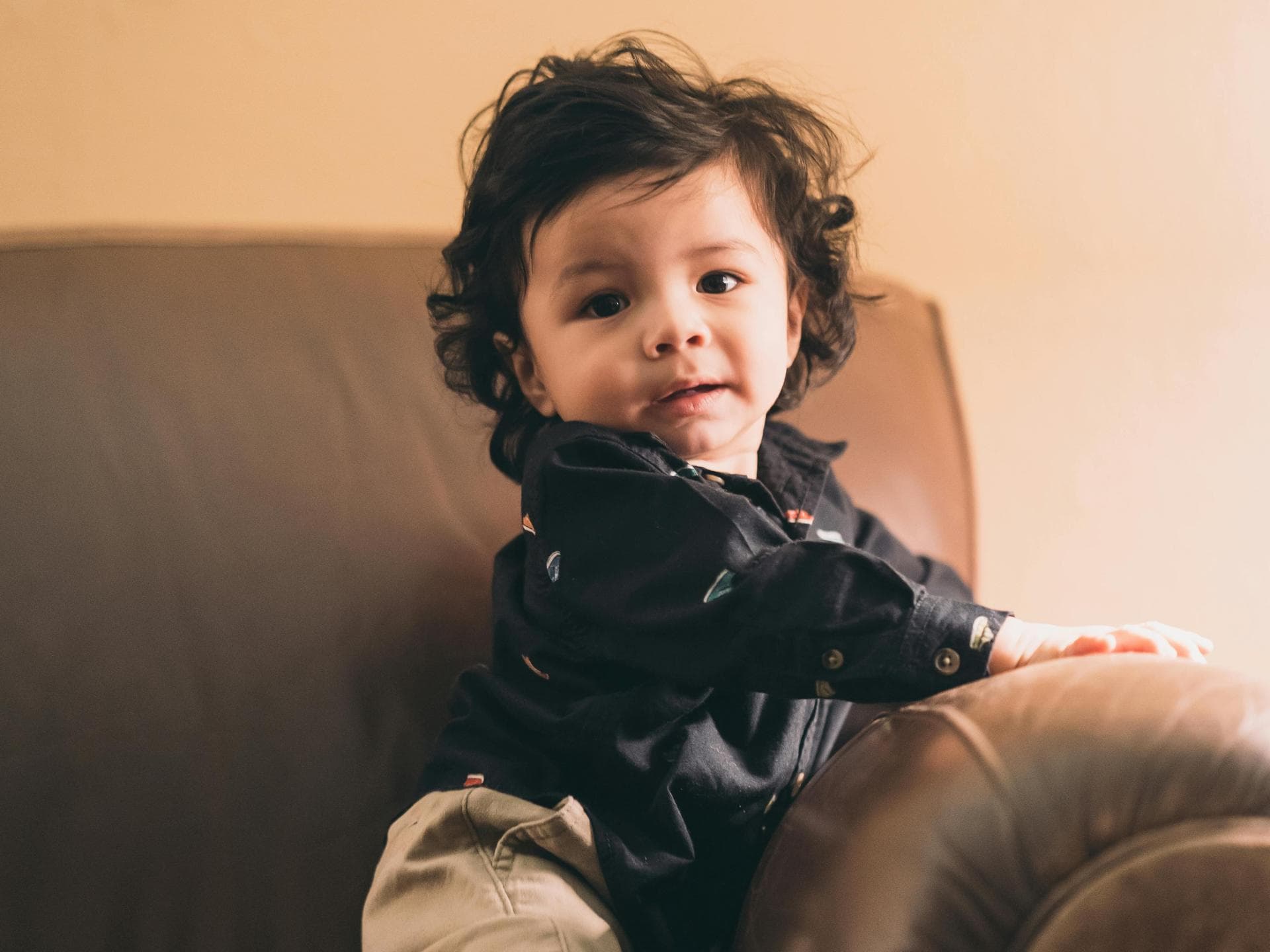 Kleiner Junge auf einer Couch