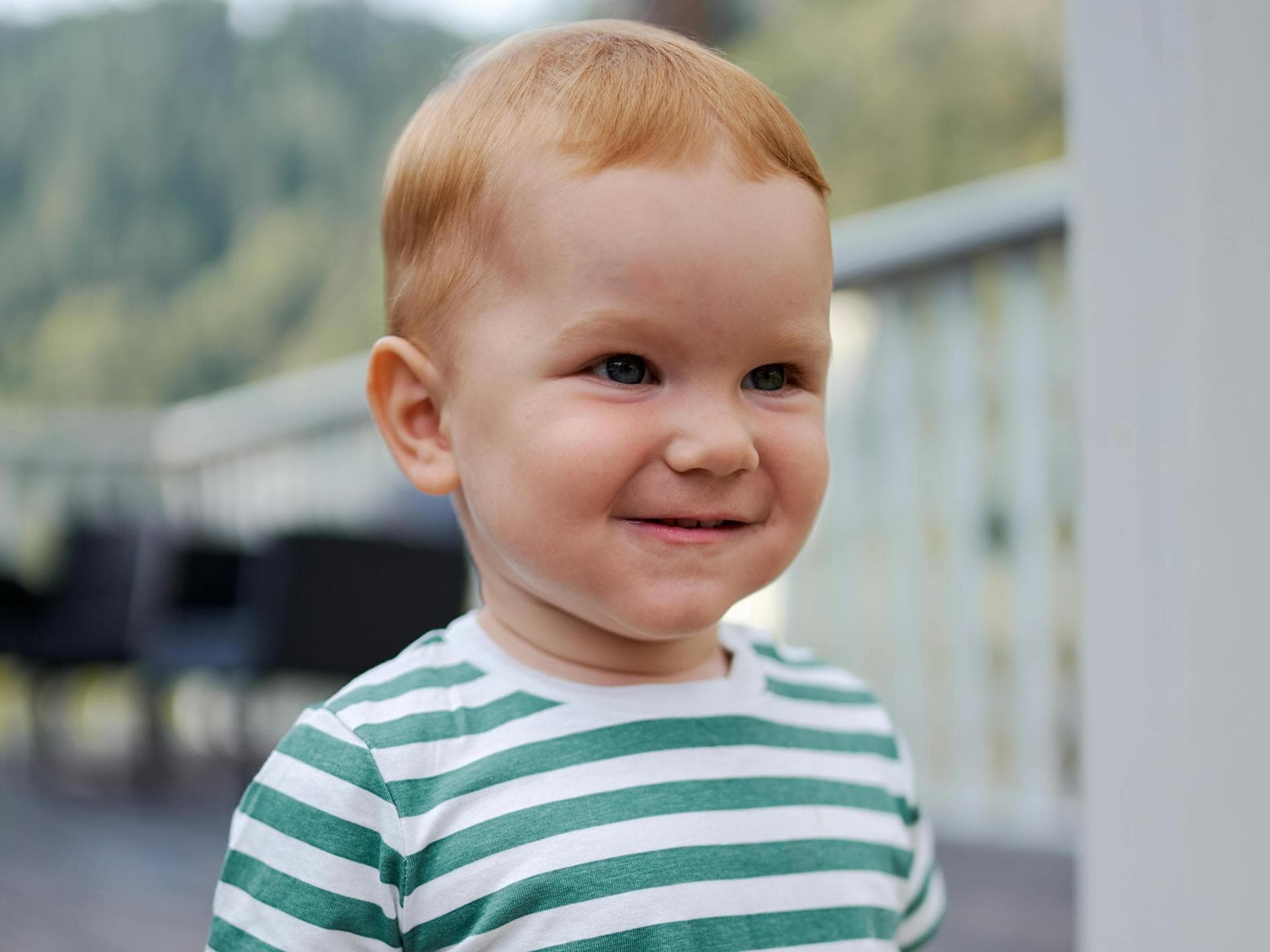 Ein kleiner Junge schaut verschmitzt.