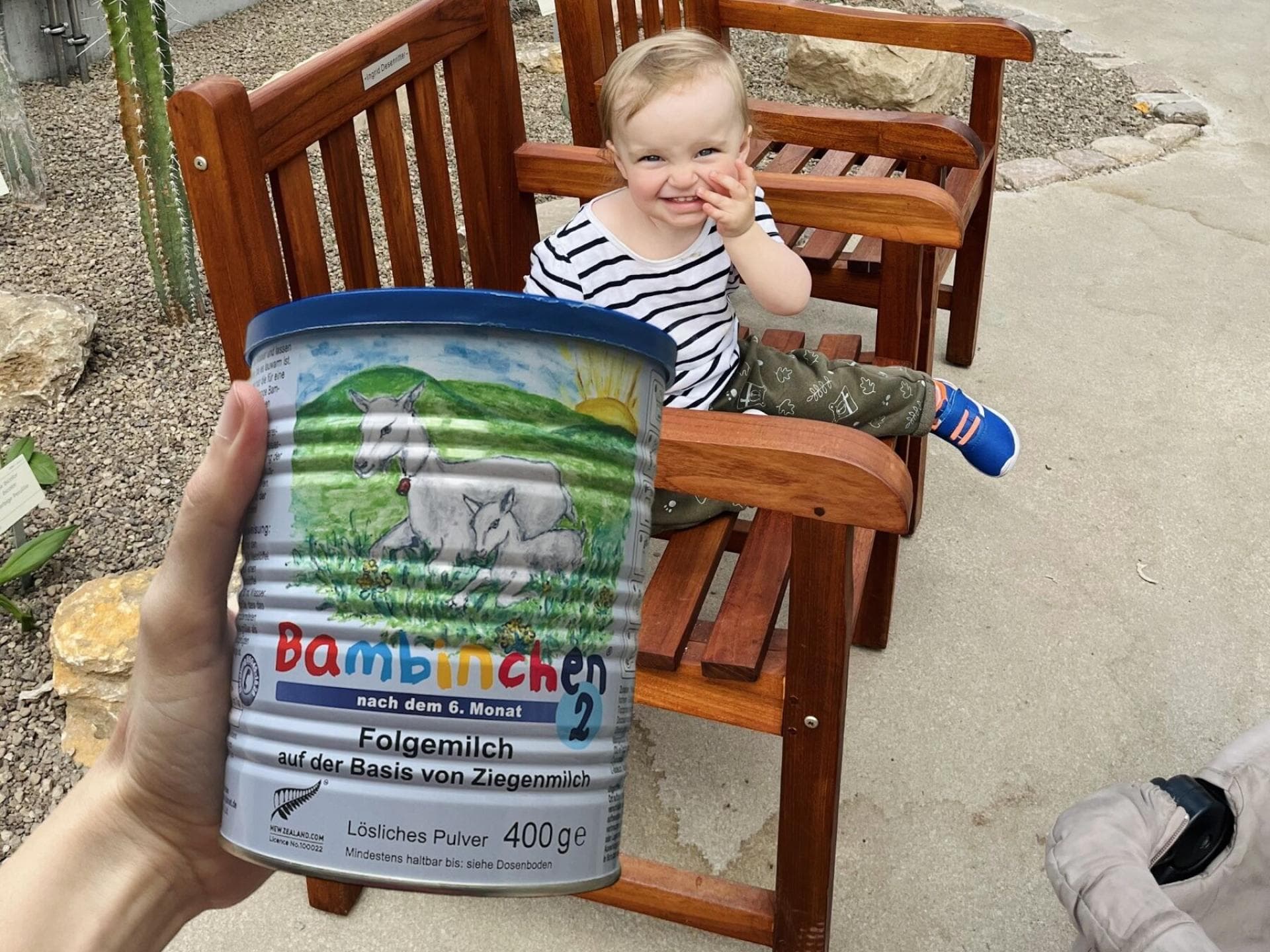 Mit der "Bambinchen Folgemilch 2" von Blauer Planet sind Mama und Tochter glücklich.