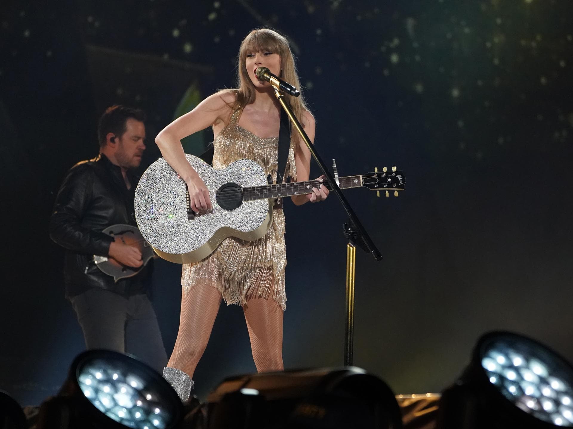 Taylor Swift mit Gitarre auf der Bühne
