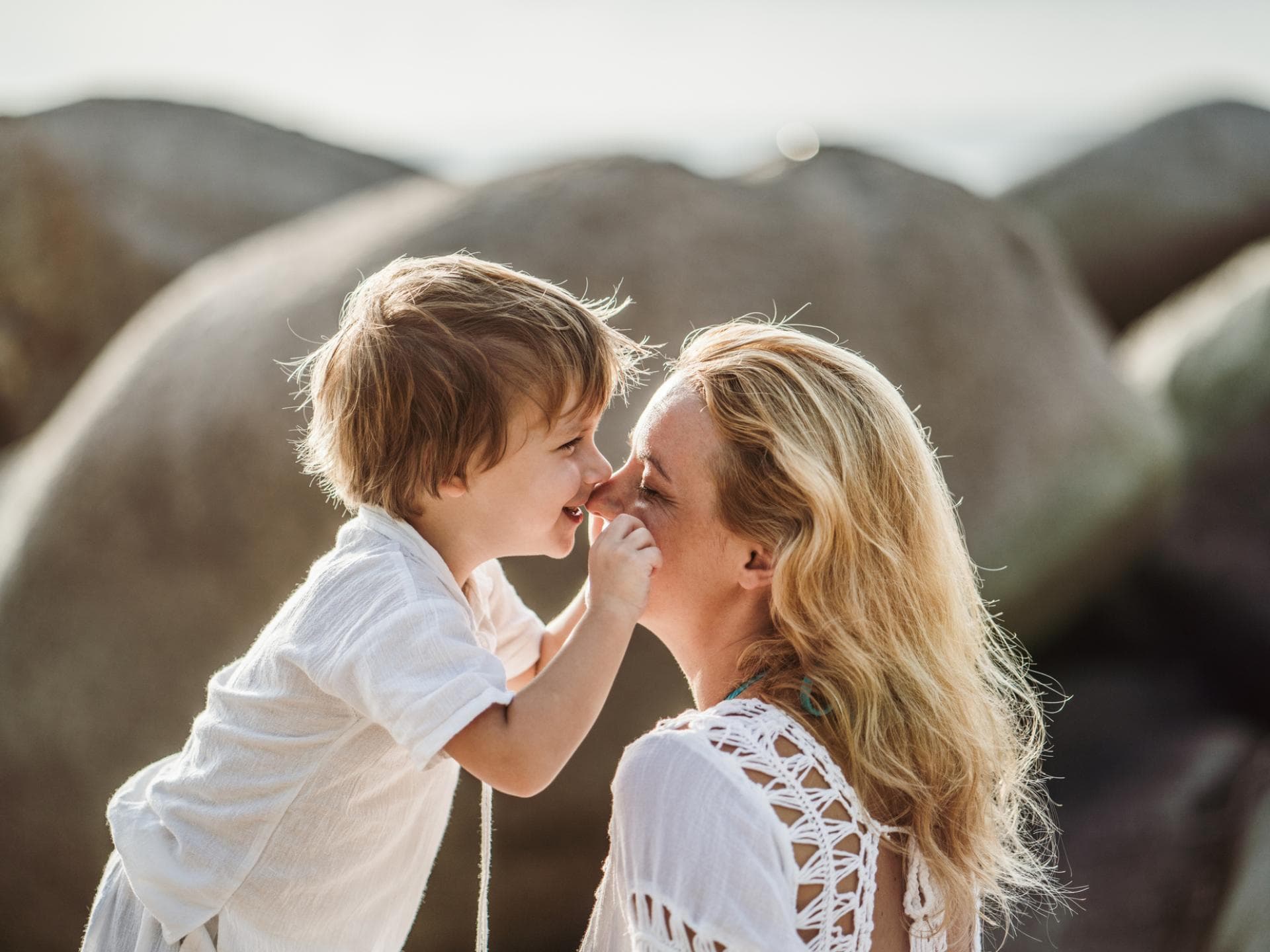 Nur 18 Sommer mit meinen Kindern? Von wegen! Ein kleiner Junge gibt seiner Mama ein Küsschen.