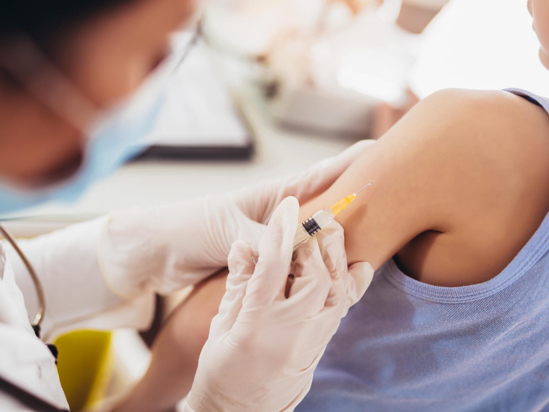 Die HPV-Impfung: Für Jungs und Mädchen gleichermaßen wichtig Ein Junge wird geimpft.