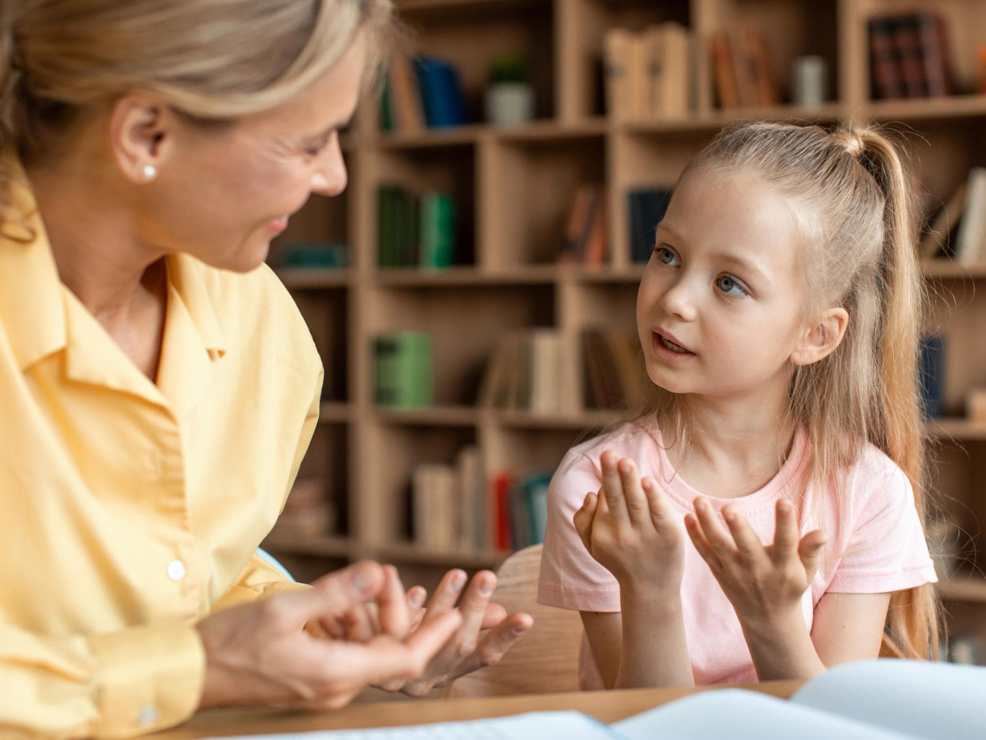Eine Mutter und ihre Tochter zählen zusammen. 
