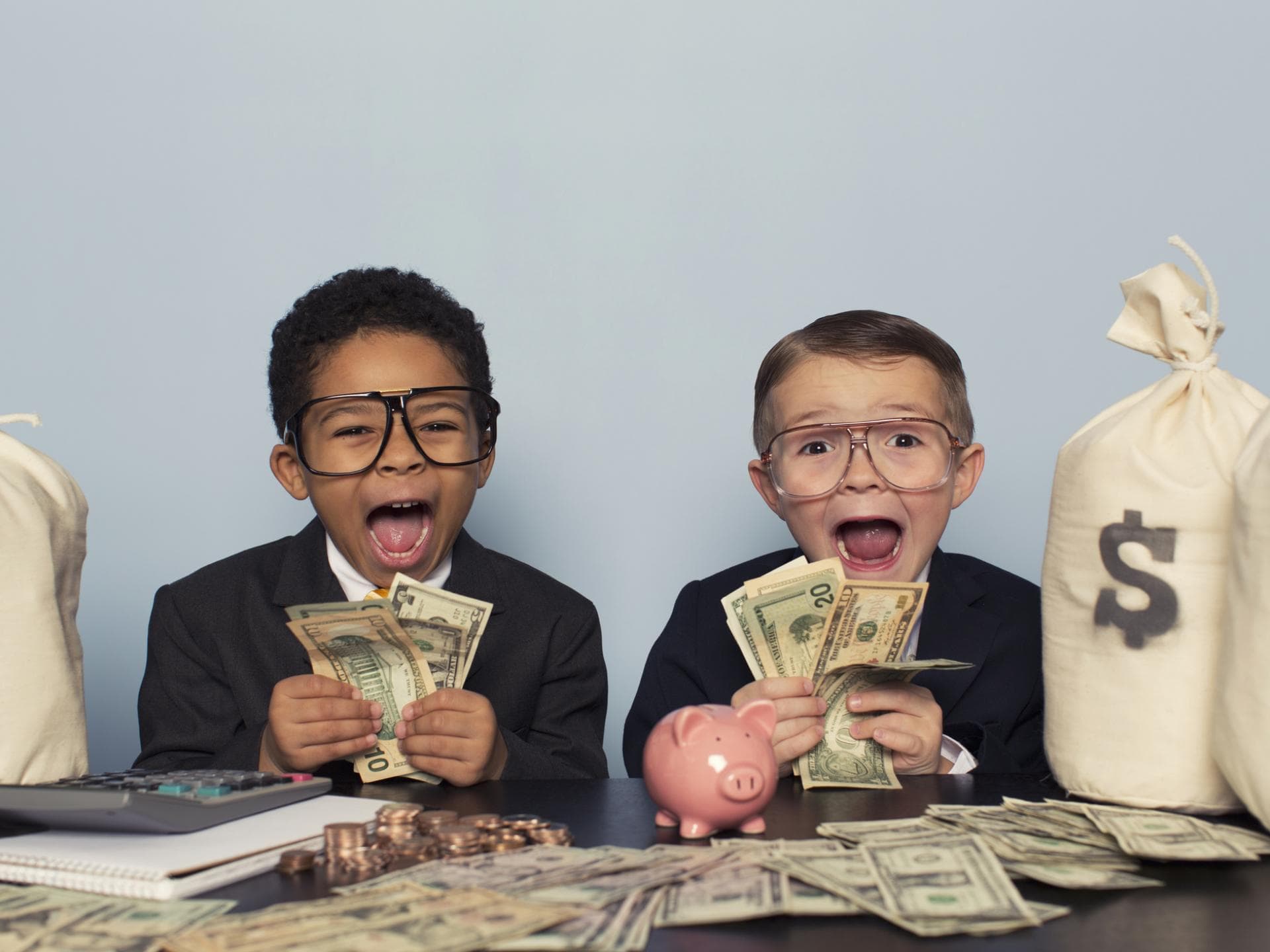 Milliardäre haben oft ganz eigene Erziehungsregeln. Lachende Jungs mit Dollarscheinen.