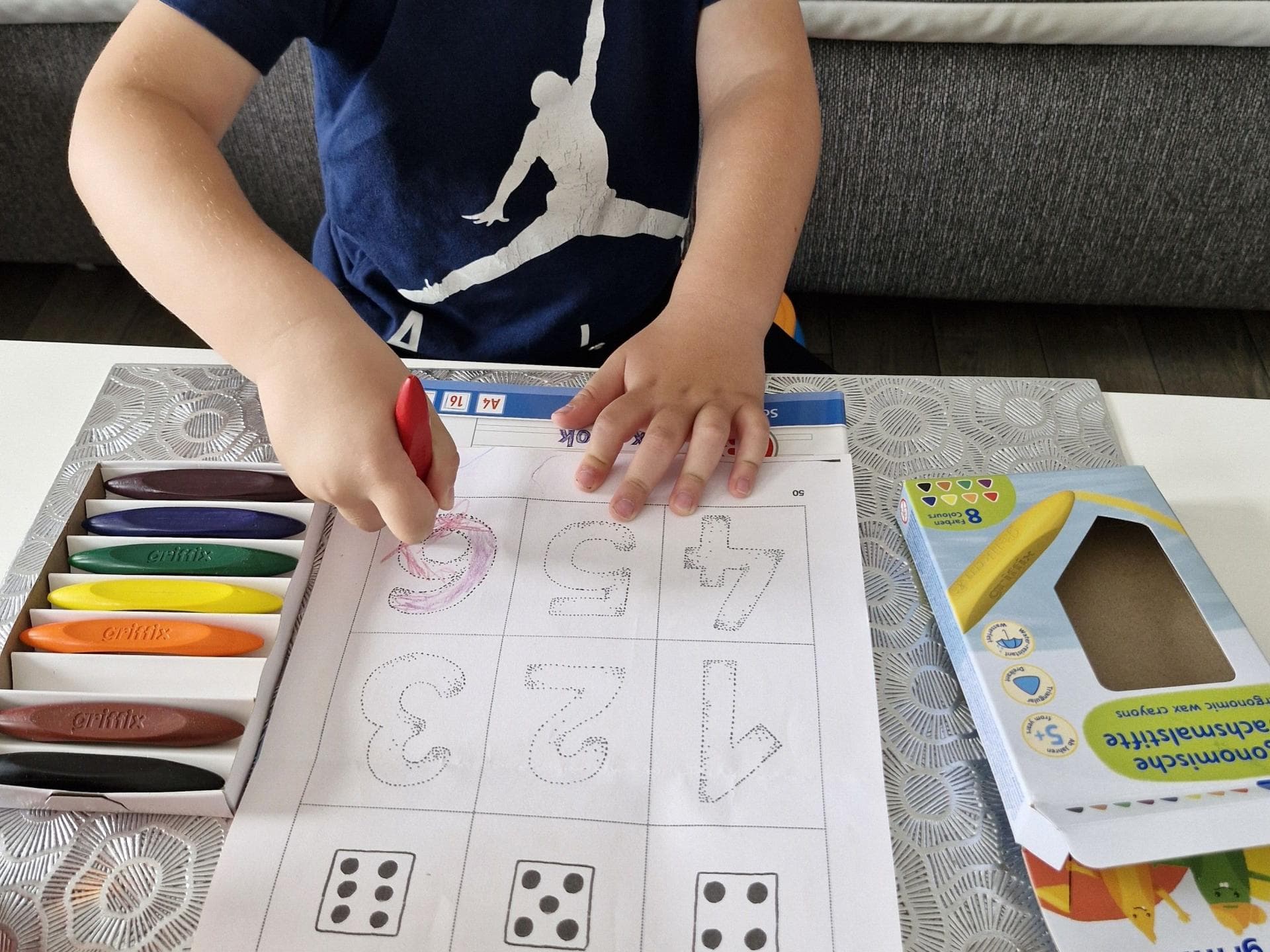 Testerin Janine und ihre beiden Kinder empfehlen das griffix Schreiblernsystem weiter.