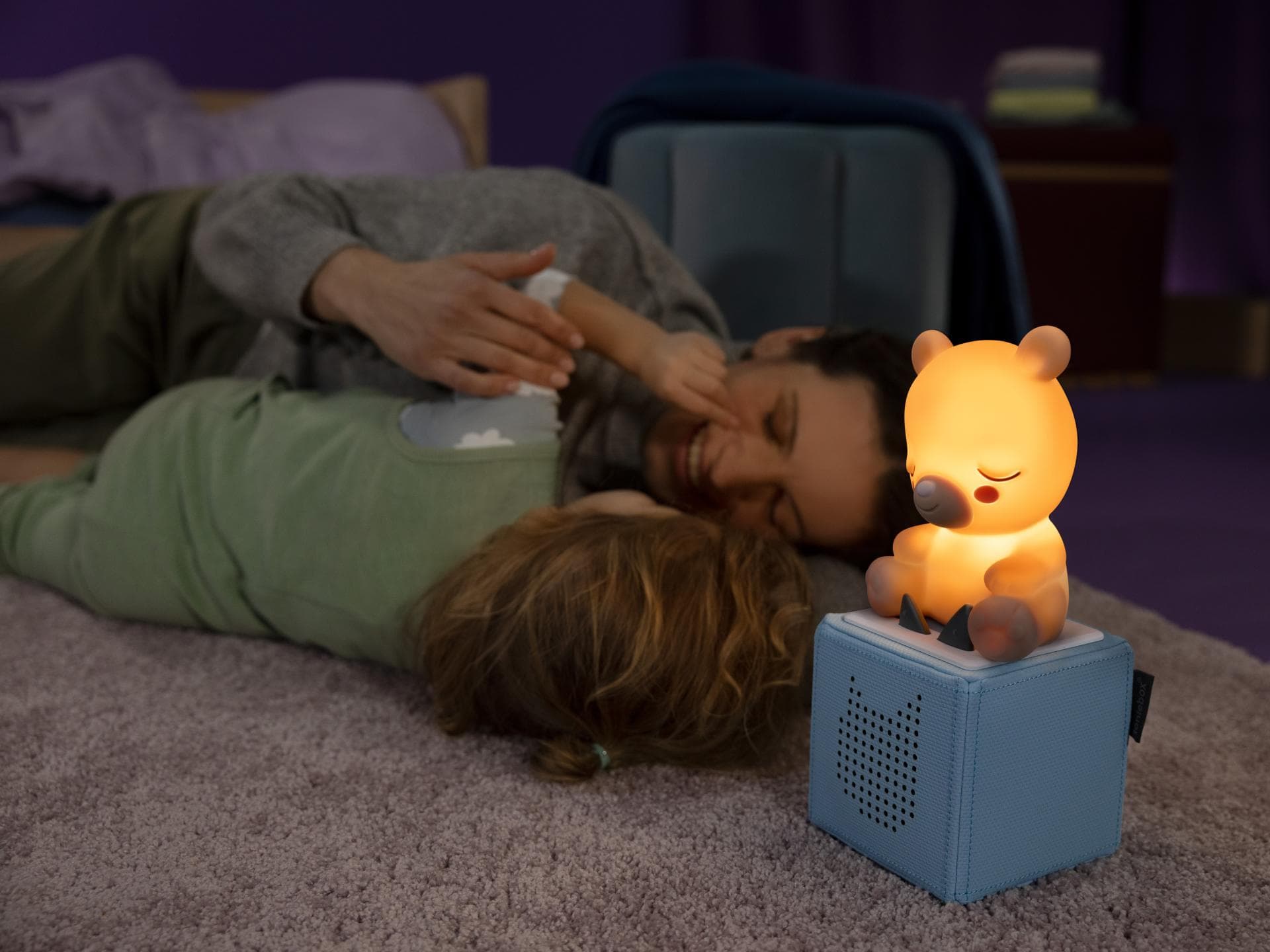 Nachtlicht und Kind, das mit Mama kuschelt.