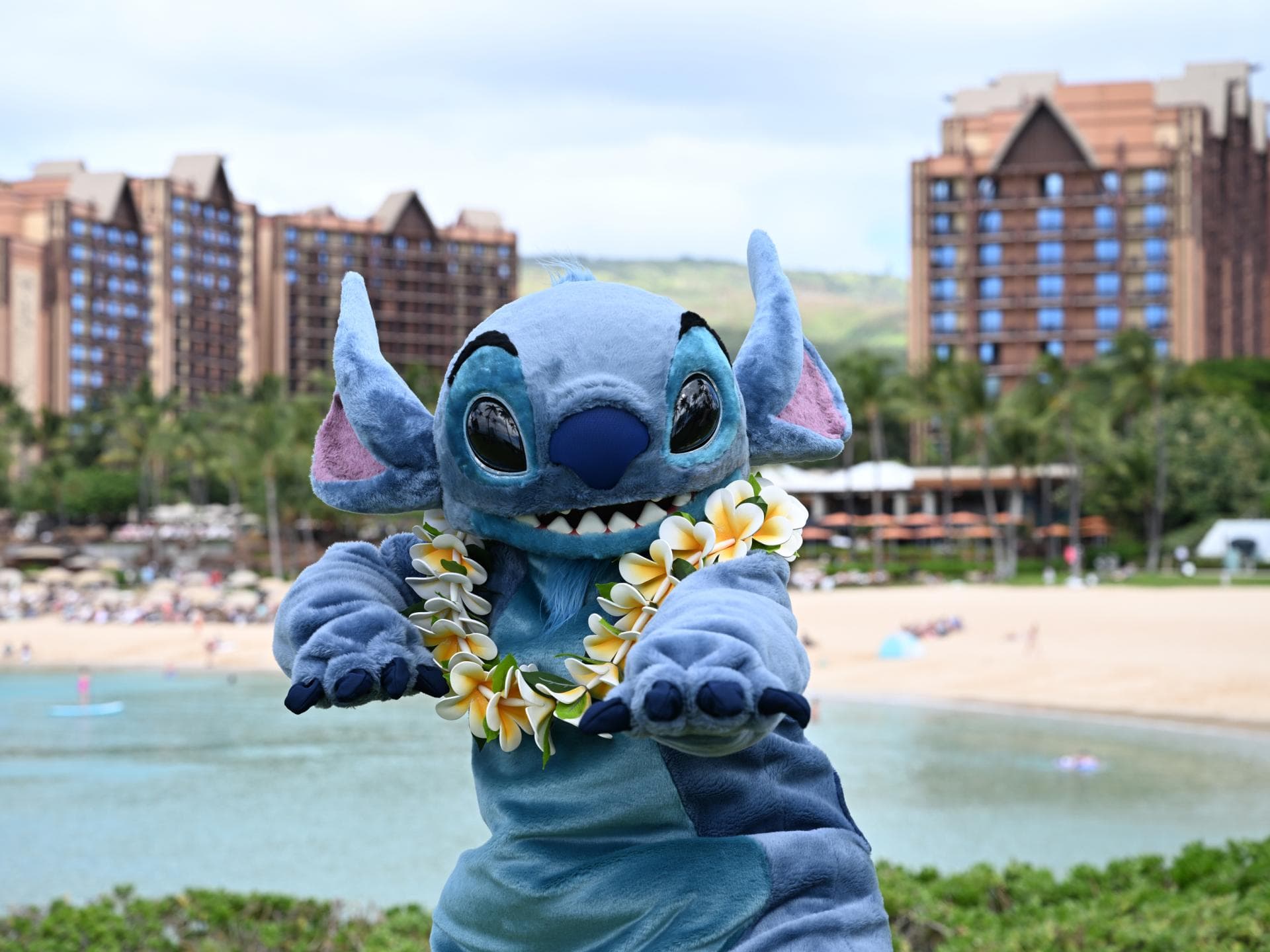 Stitch-Figur vorm Strand.