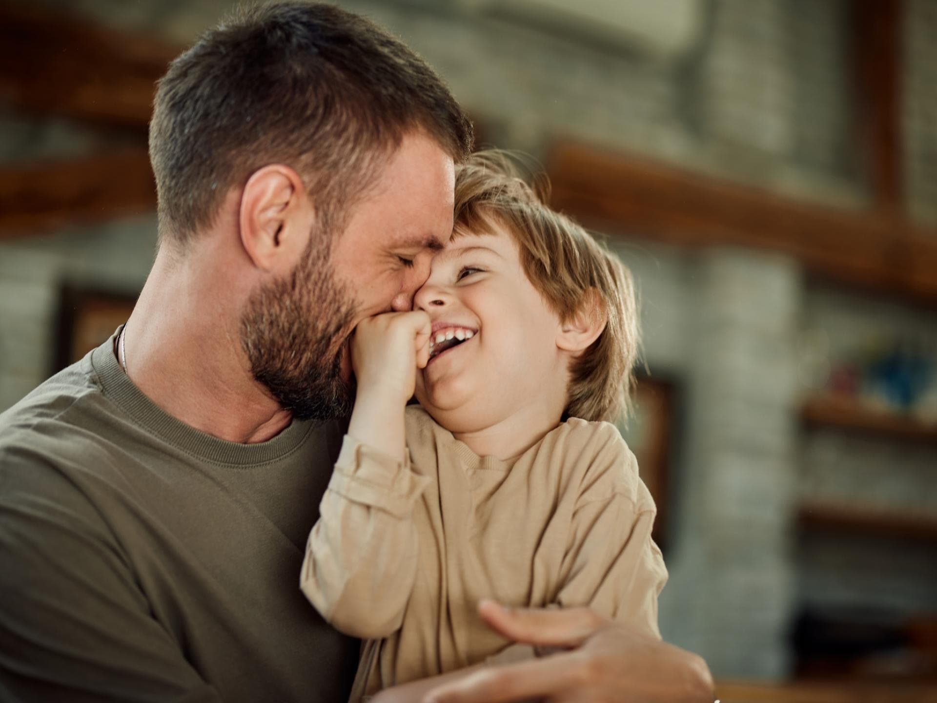 Vater und Sohn toben zusammen.