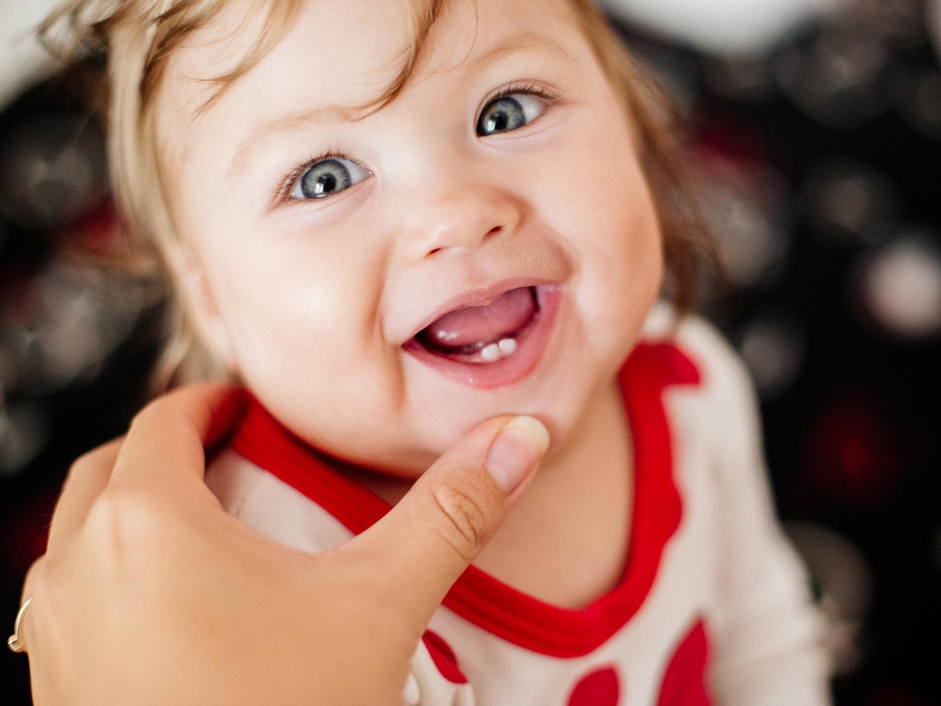 Baby mit zwei Zähnchen.