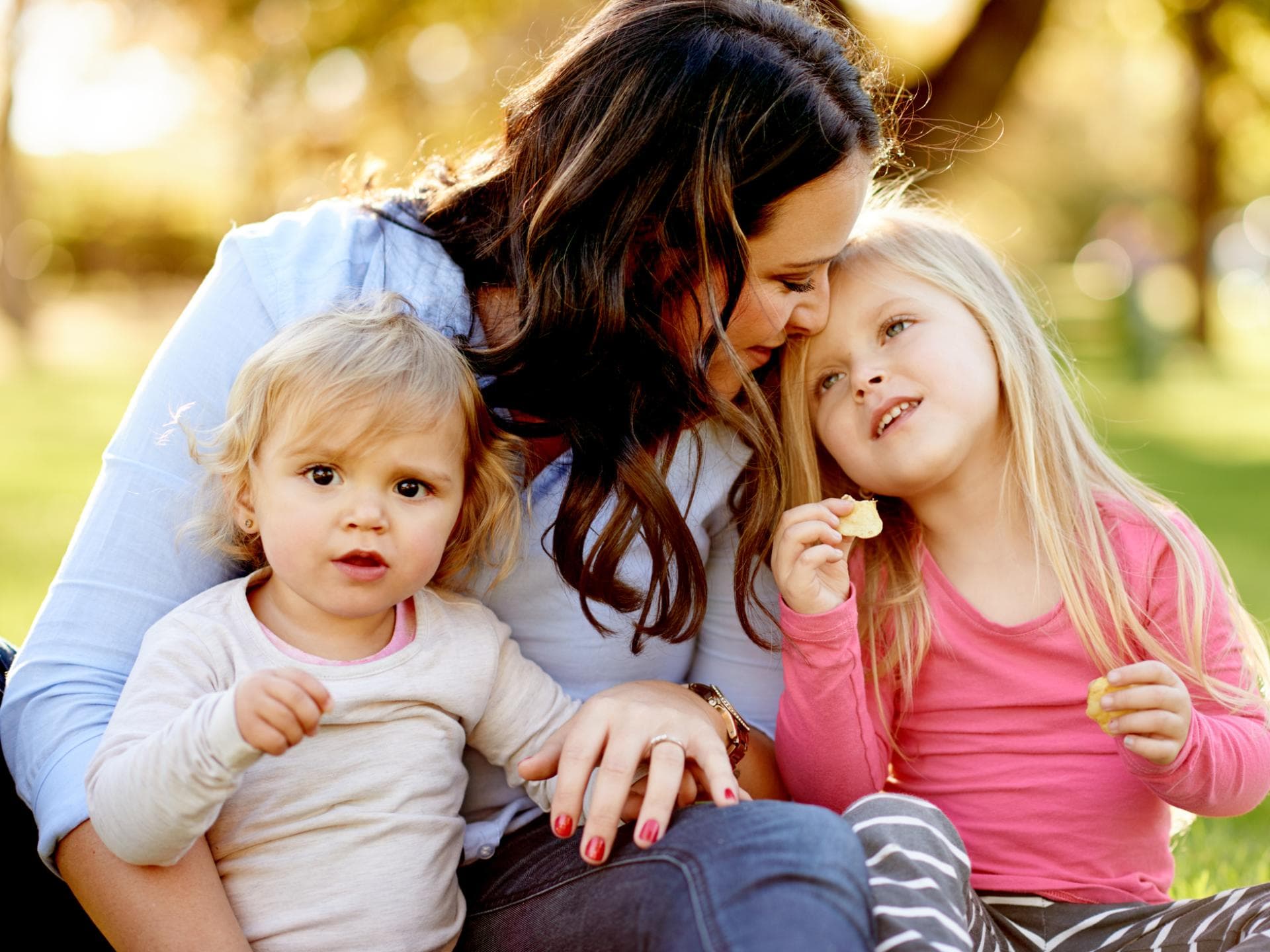 Dass Eltern ein Lieblingskind haben, ist gar nicht so selten. Mutter mit zwei Kindern.