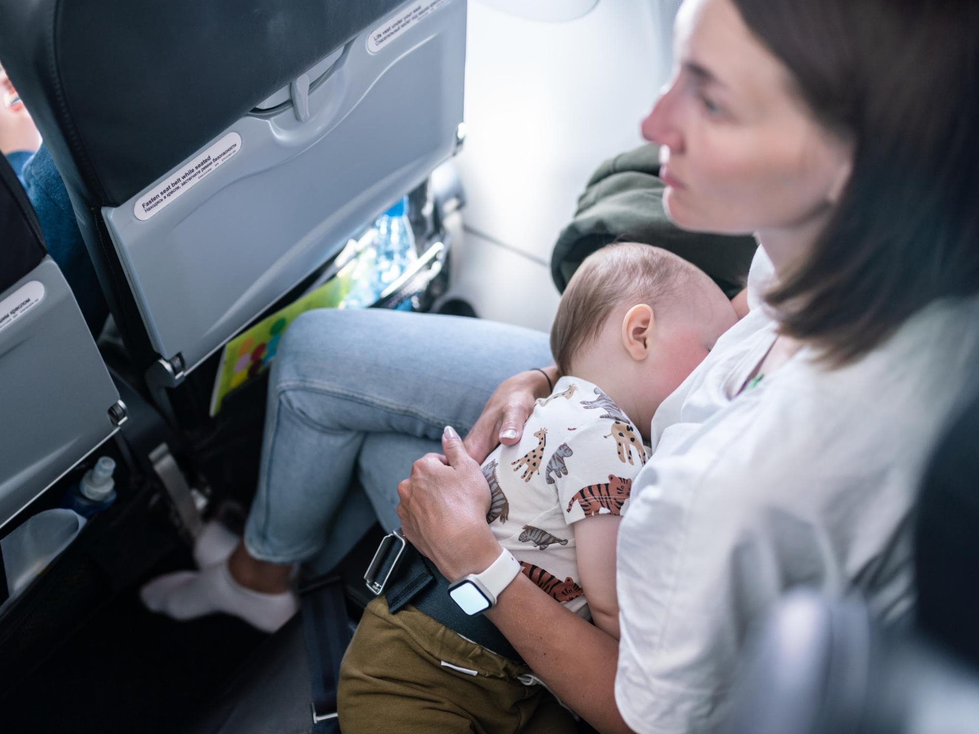 Mutter mit Baby im Flugzeug.
