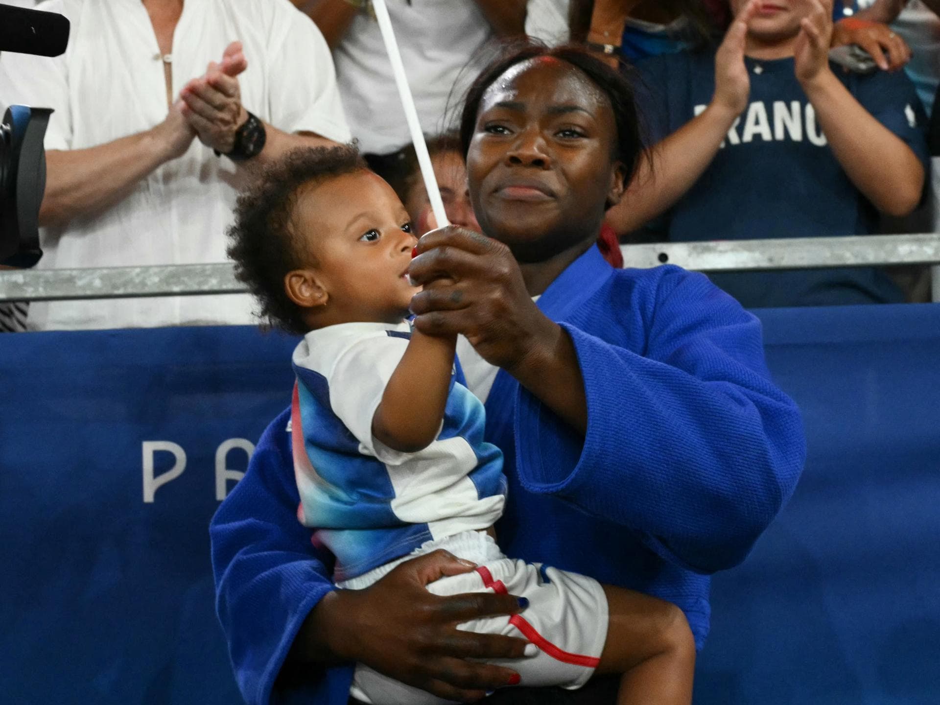 Französische Judoka Clarisse Agbegnenou und ihre Tochter Französische Judoka Clarisse Agbegnenou und ihre Tochter