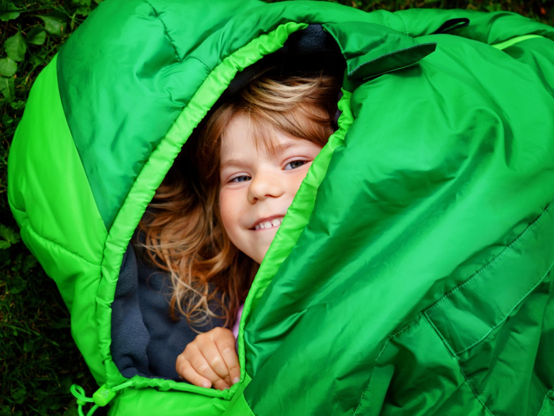 Eine kleines Mädchen im Schlafsack