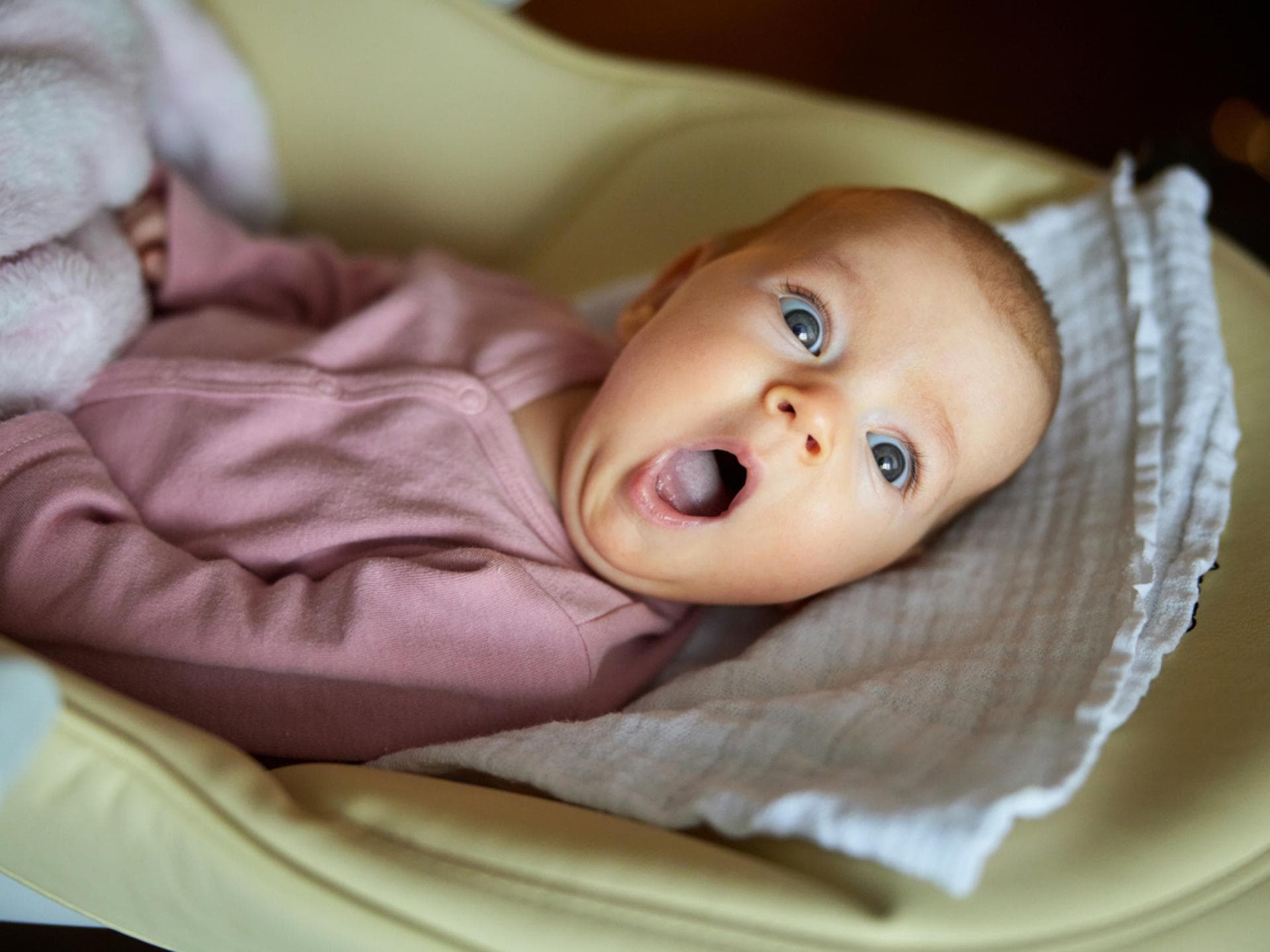 2024 wurden bereits einige außergewöhnliche Babynamen vergeben. Baby guckt erstaunt.