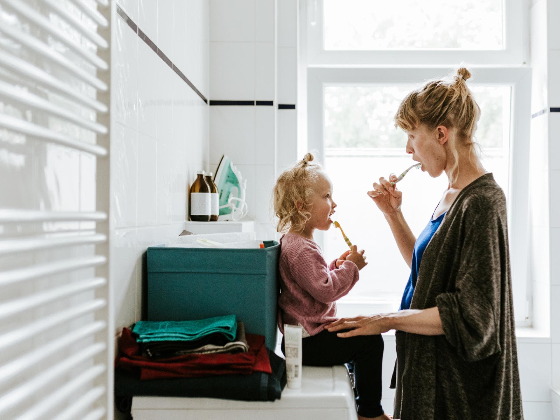 Gemeinsames Zähneputzen kann Spaß machen – mit der richtigen Bürste. Mutter und Kind putzen gemeinsam die Zähne.