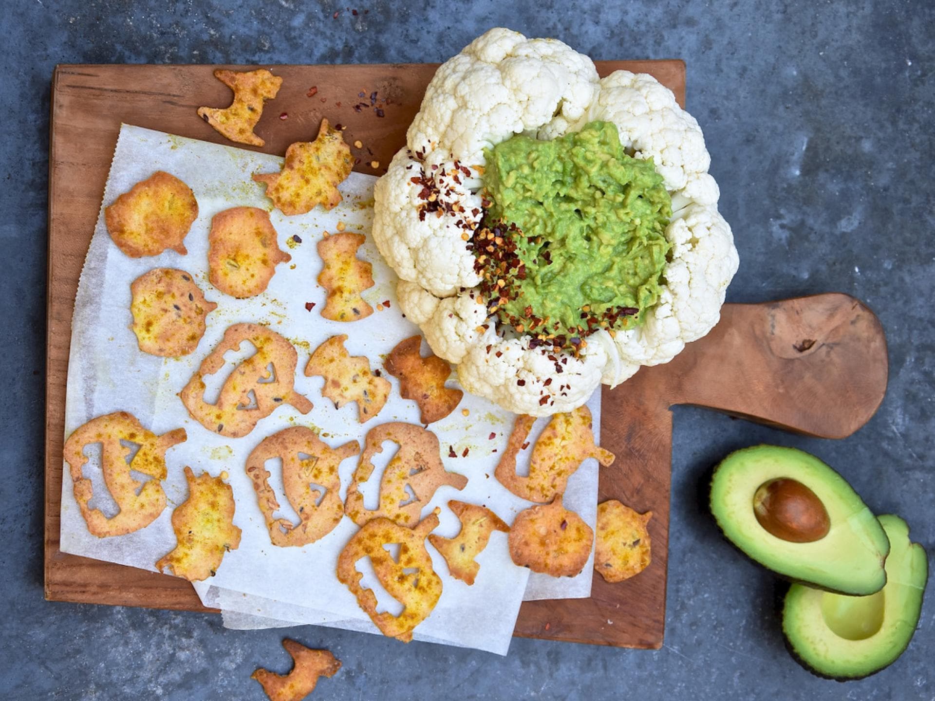 Guacamole im Blumenkohl soll aussehen wie Gehirninhalt. Mit Guacamole gefüllter Blumenkohl.