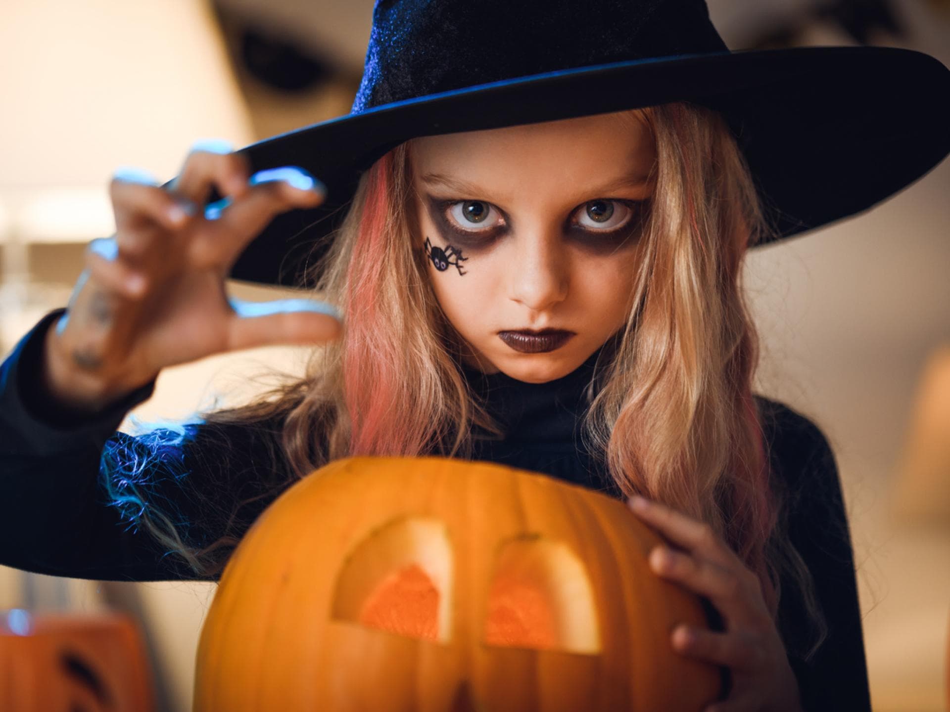 Kleines Mädchen im Halloween-Kostüm.