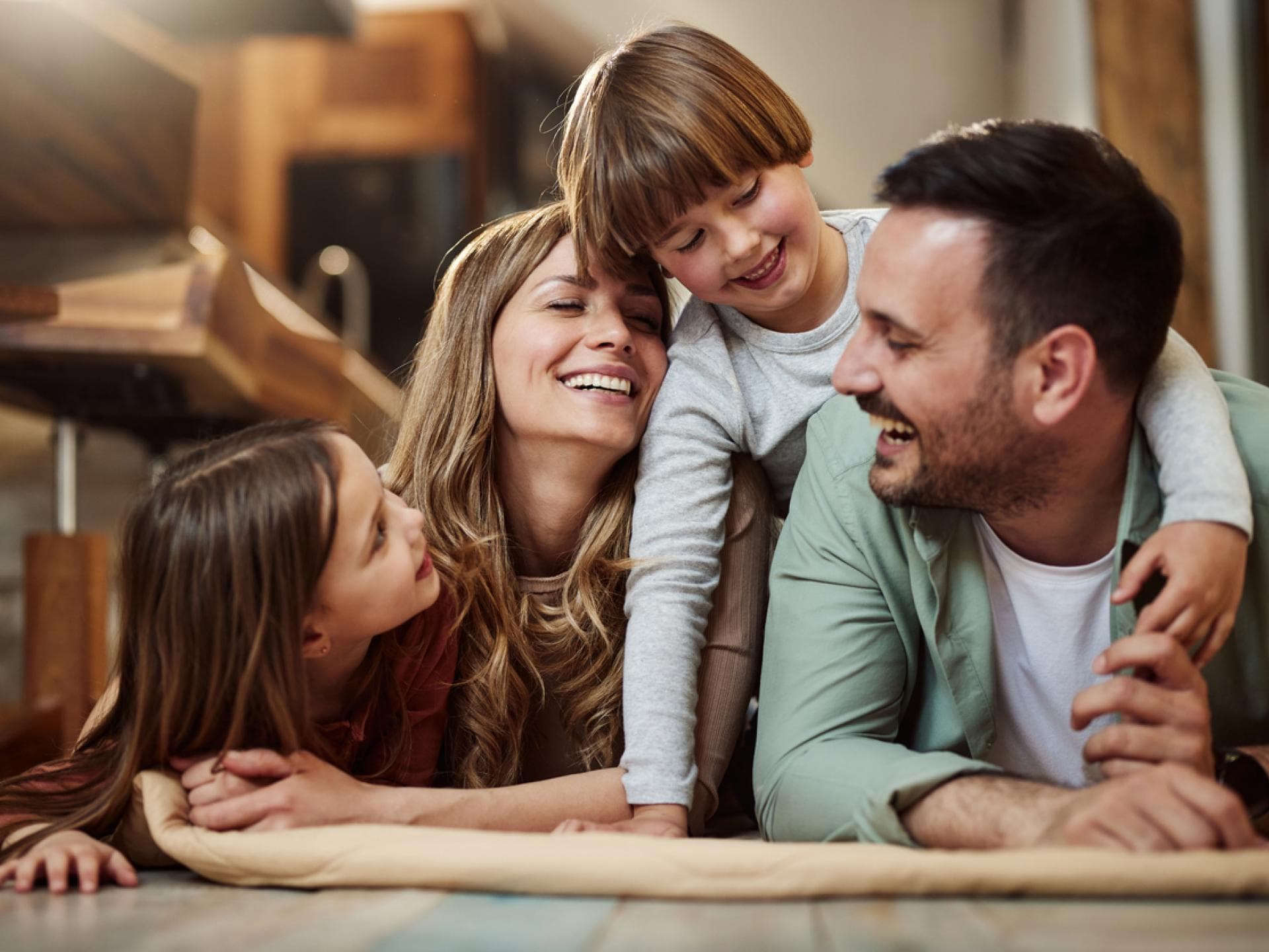 Bestimmte Eigenschaften der Eltern helfen für eine gute Beziehung zu den Kindern. Glückliche, vierköpfige Familie