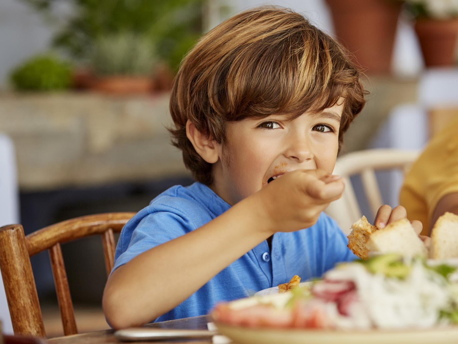 Kleiner Junge beim Essen.