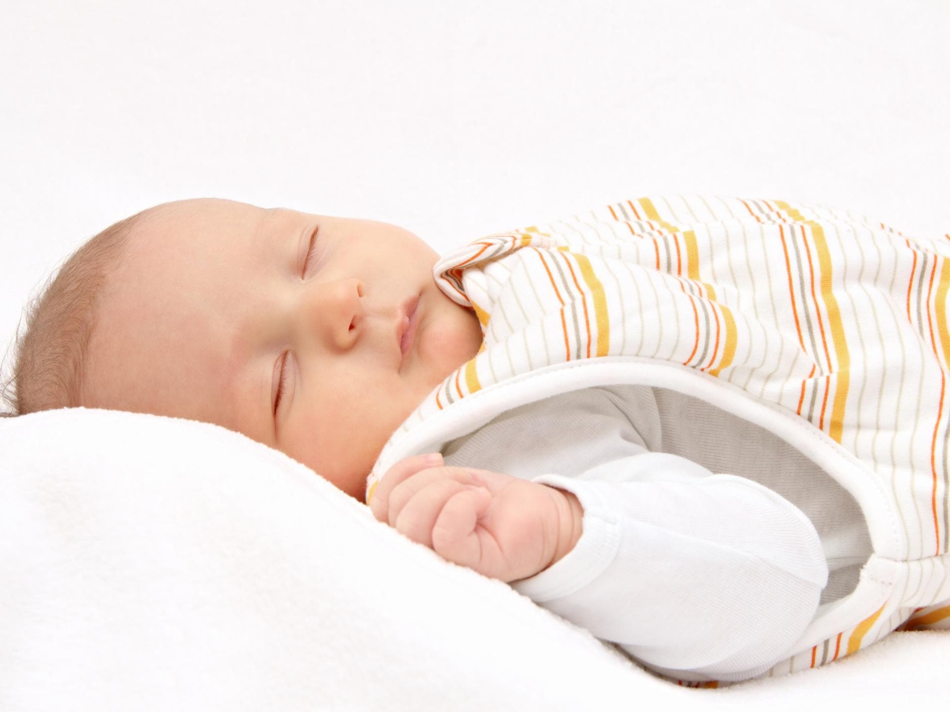 Babyschlafsäcke dürfen keine zu große Halsöffnung haben. Baby schläft im Schlafsack.