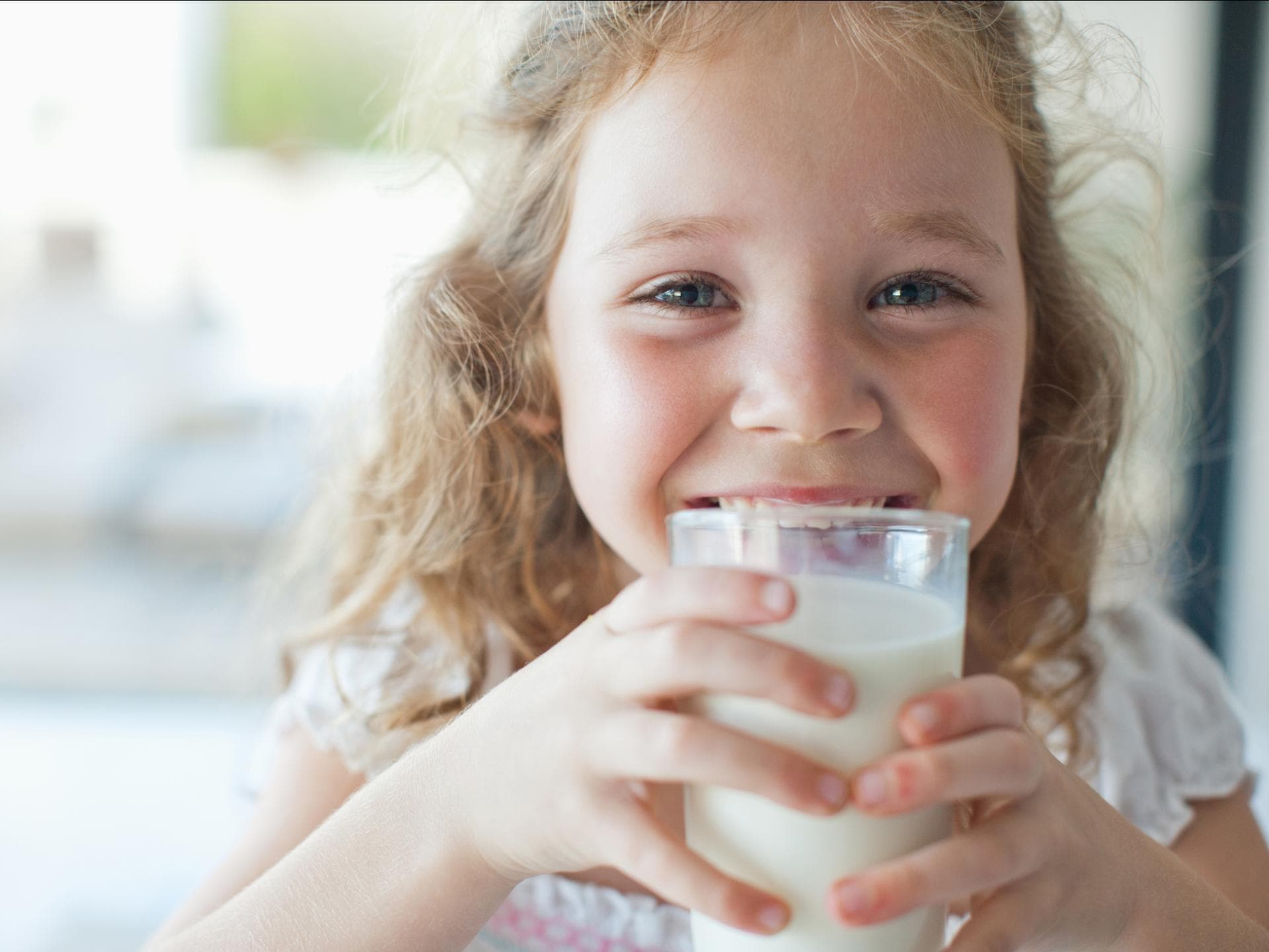Mandeldrink ist bei vielen Kindern beliebt. Ein Mädchen liebt Mandeldrink.