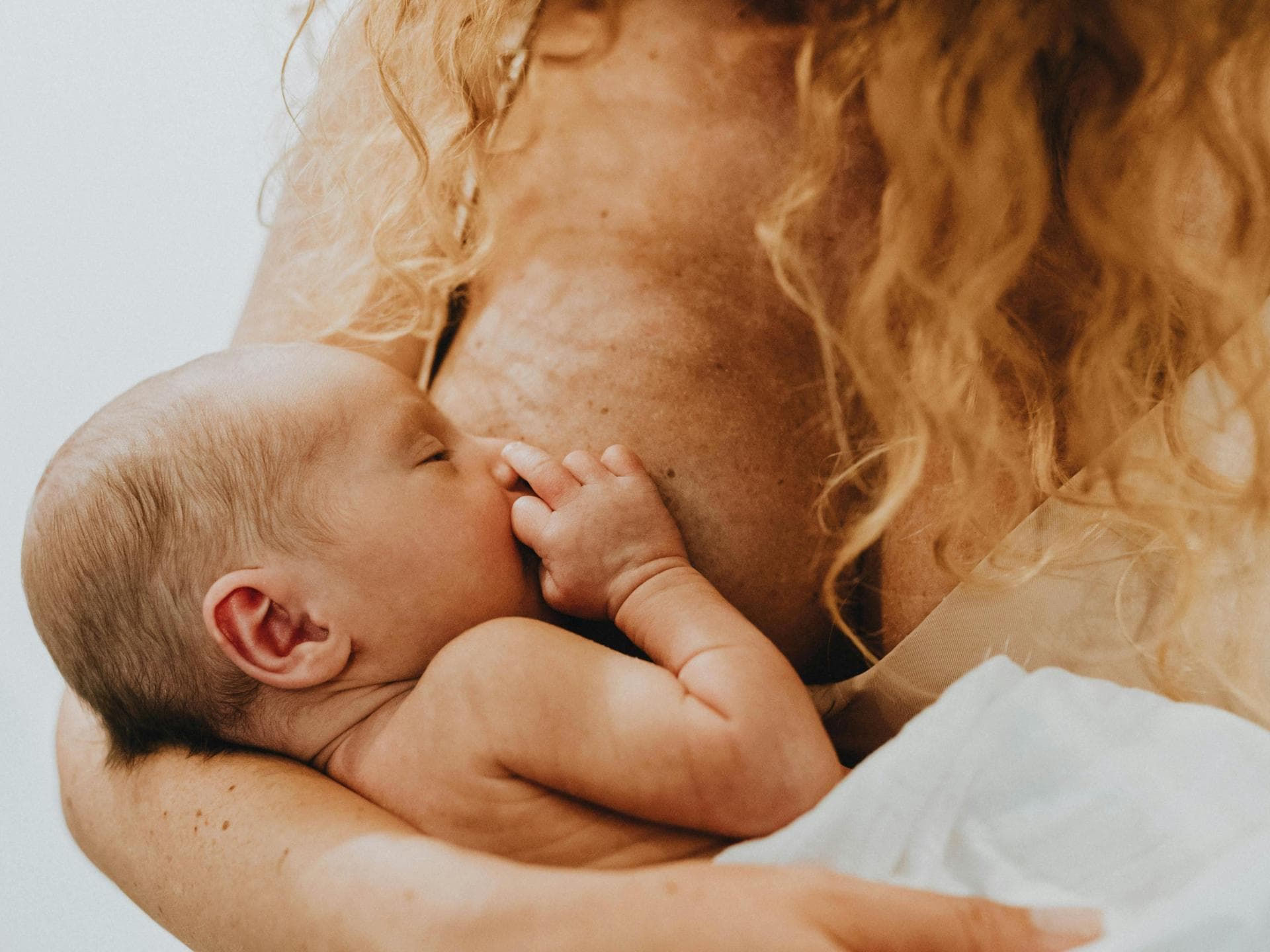 Stillen verringert das spätere Adipositas-Risiko. Eine Mutter stillt ihr Baby.