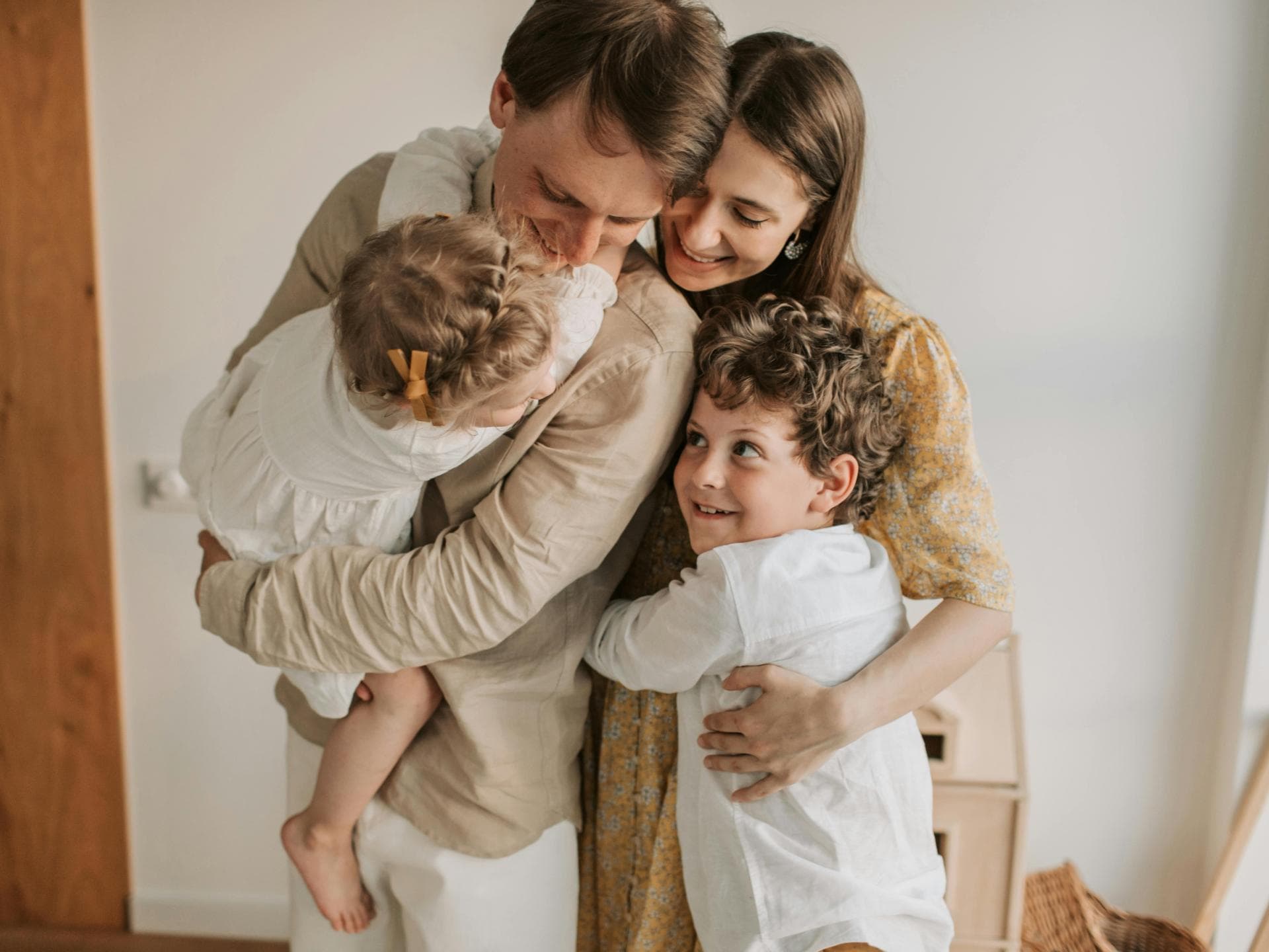 Quality time ist das, was zählt im Familienleben. Glückliche vierköpfige Familie