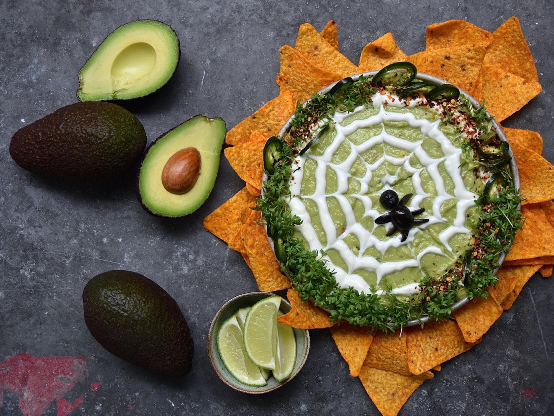 Der perfekte Halloween-Dip! Spinnennetz aus Guacamole