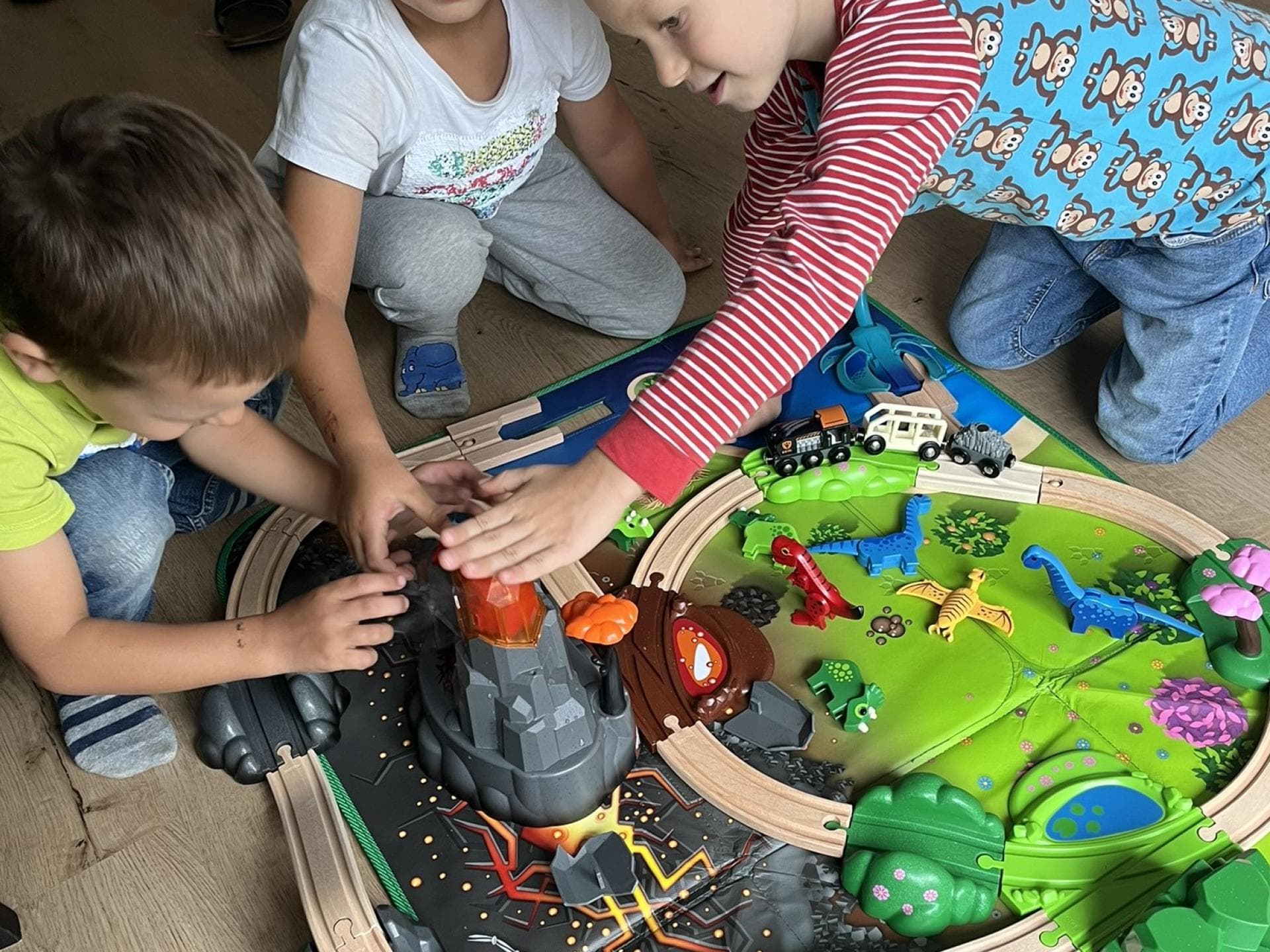 Die Kids von Testerin Vera haben viel Spaß beim Spielen mit dem Dino-Set von BRIO. Die Kids von Vera Testerin haben viel Spaß beim Spielen mit dem Dino-Set von BRIO.