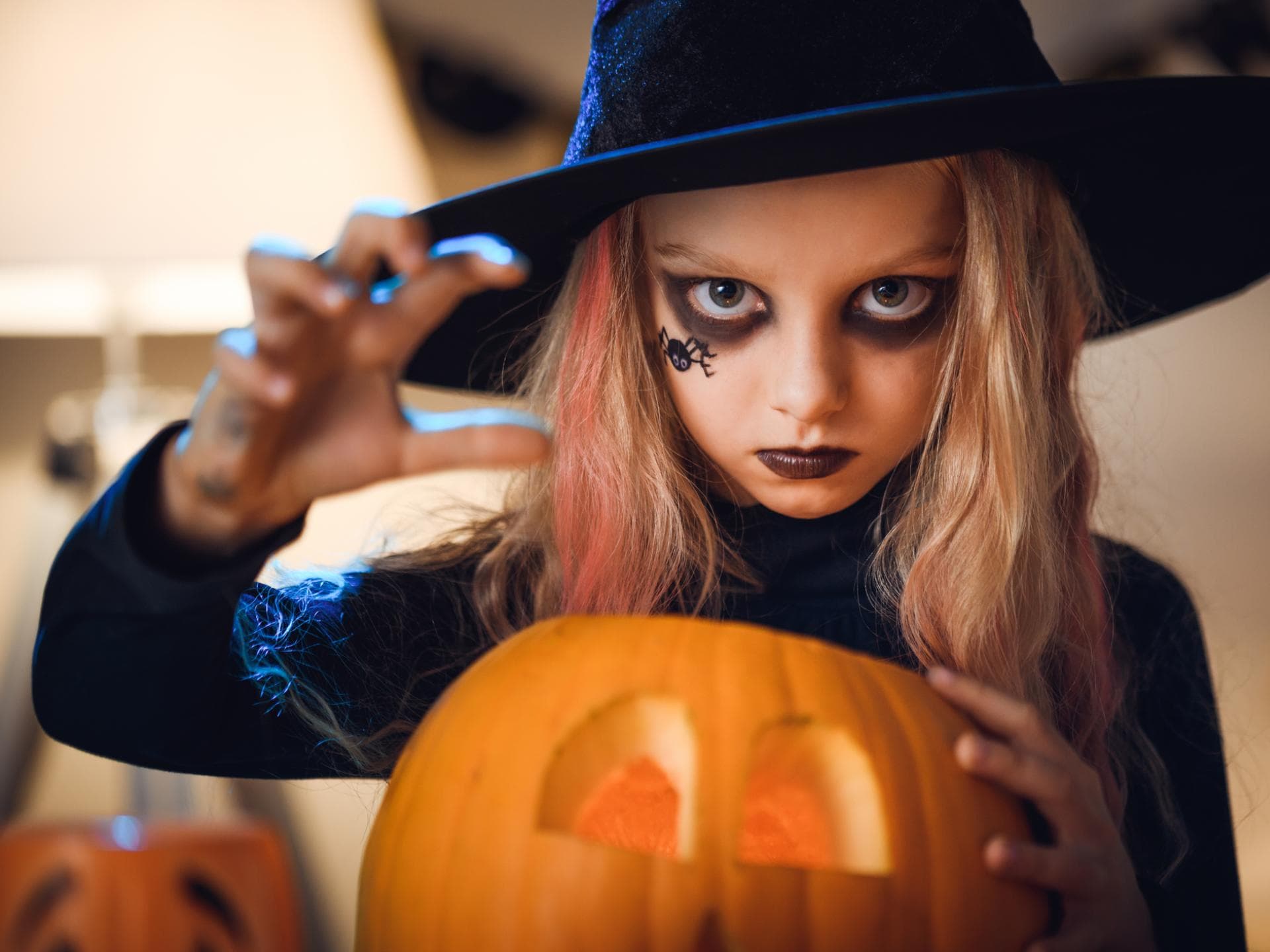 Ein Mädchen, das als Hexe geschminkt ist