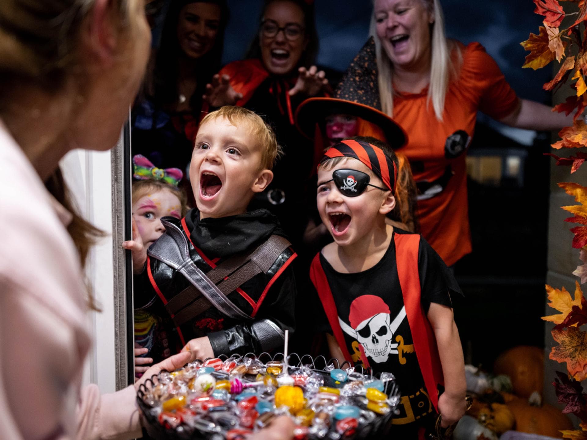 Kinder sammeln Süßigkeiten an Halloween.