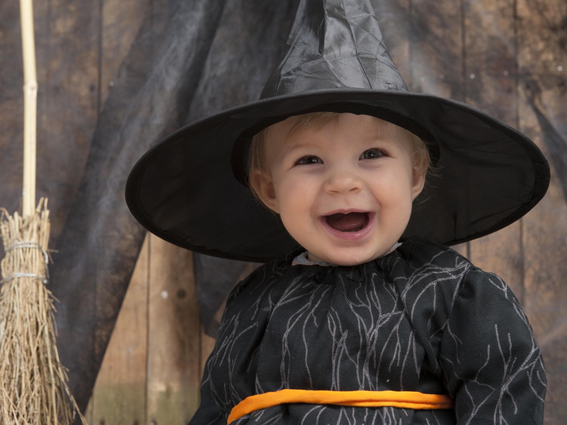 Halloween ist für Kleinkinder aufregend und manchmal überfordernd. Kleinkind an Halloween mit Hexenkostüm.