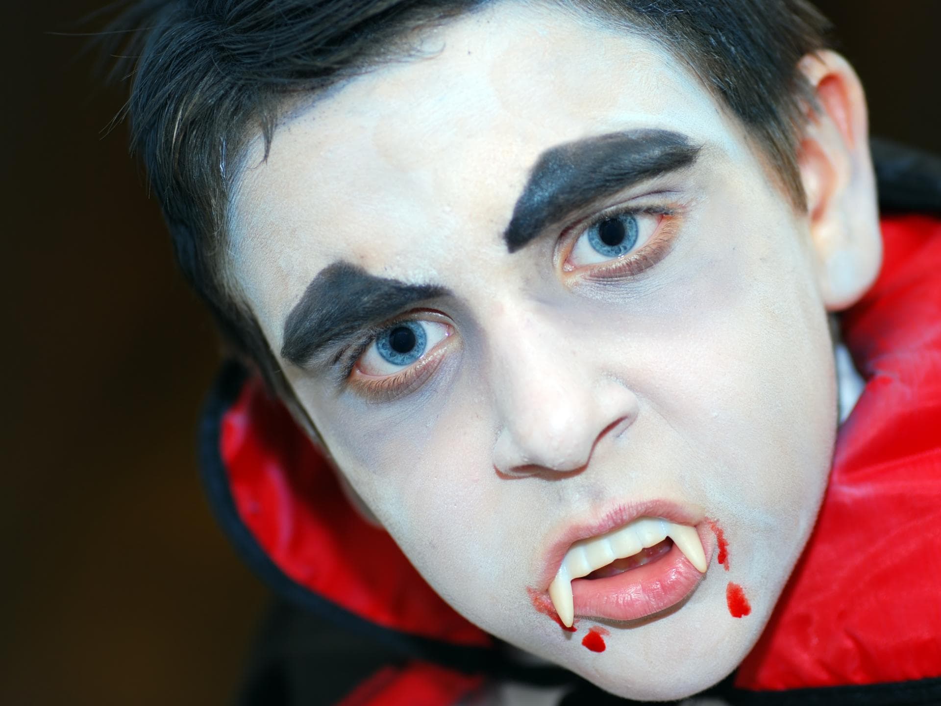Ein Junge, der als Vampir verkleidet ist.