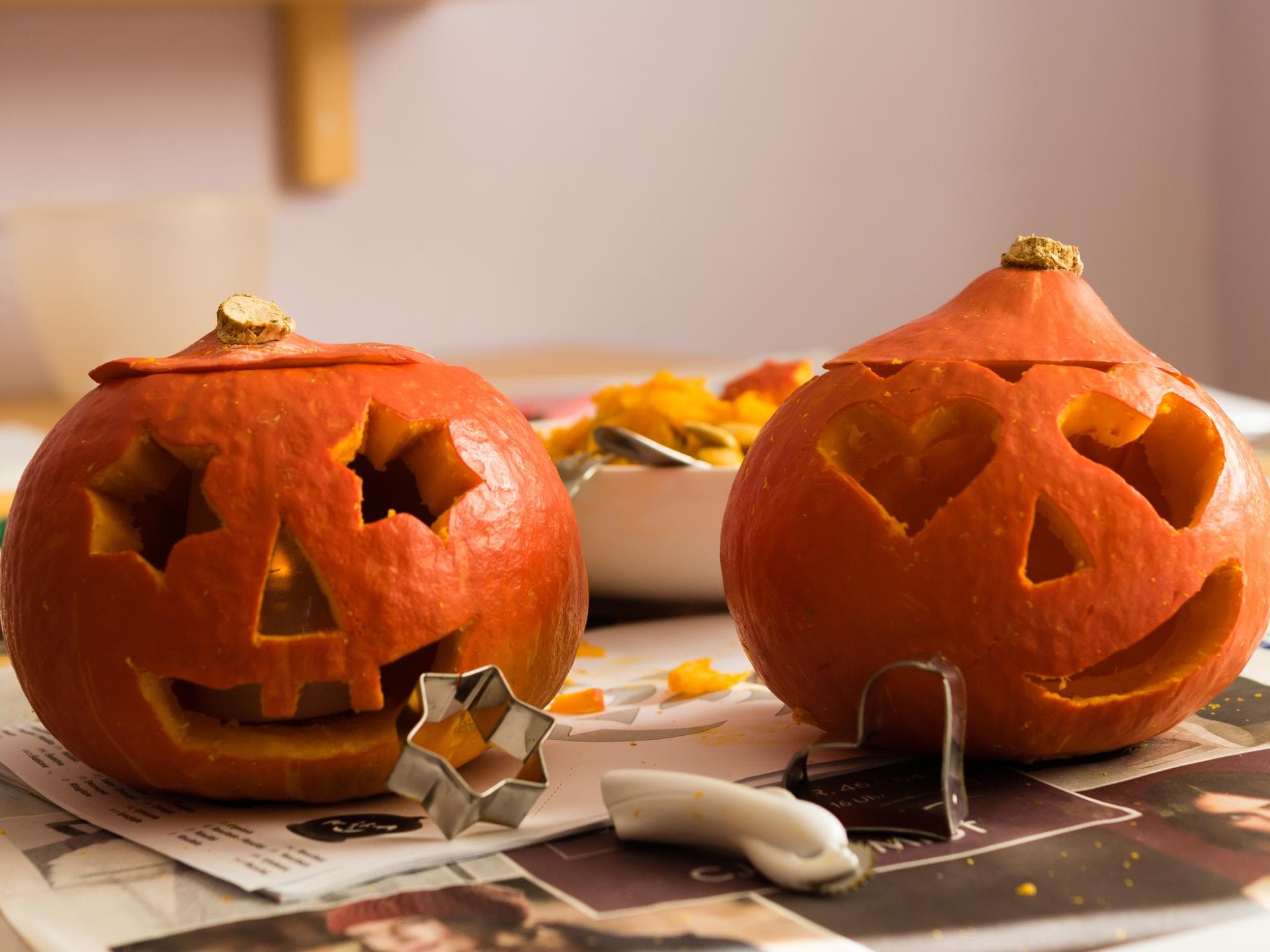 Rund um den Kürbis lassen sich tolle Tütchen packen. Geschnitzter Halloween-Kürbis