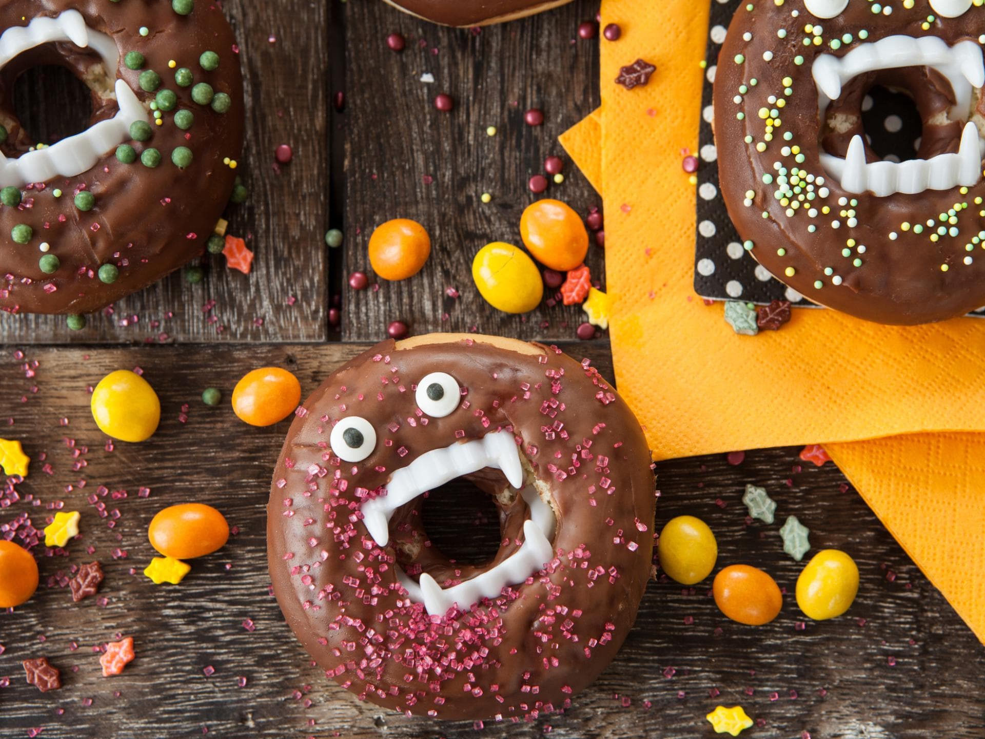Vorsicht, diese Halloween-Donuts können beißen! Halloween-Donuts mit Gebiss.