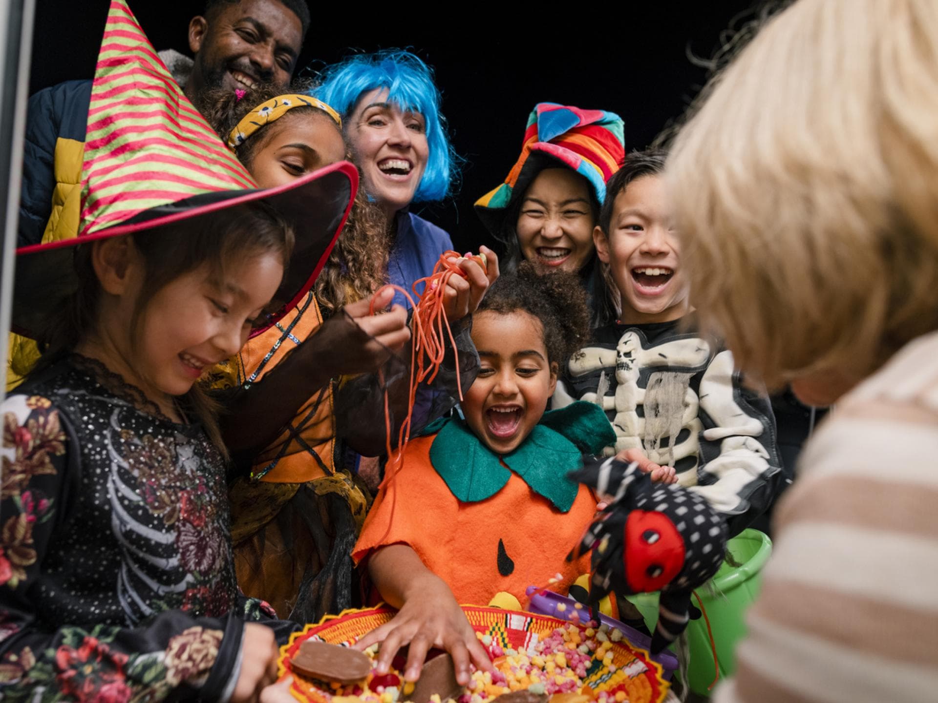 Mit Verkleidung und Spruch geht man an Halloween mit vollen Händen nach Hause. Verkleidete Kinder bekommen an der Tür Süßigkeiten.