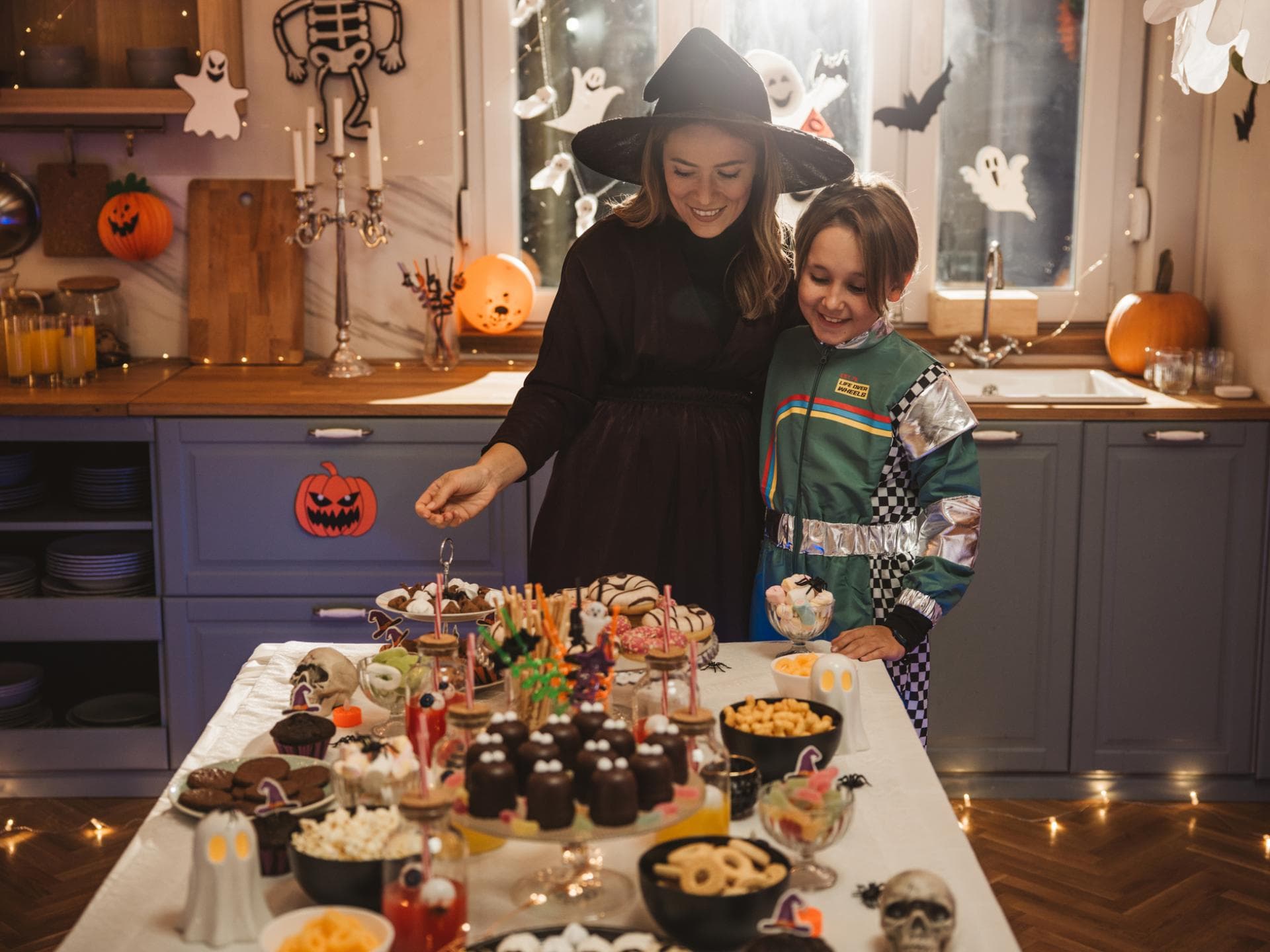 Mutter und Kind betrachten ihr Halloween-Buffet.