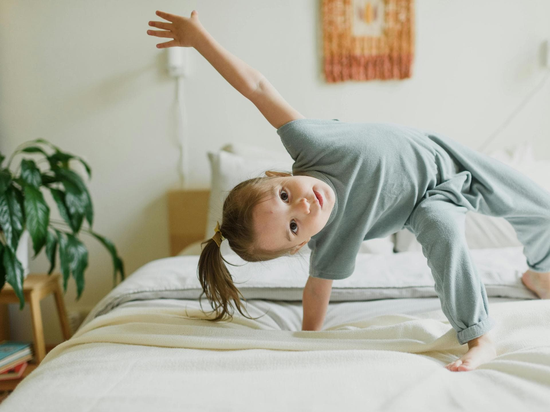 Euer Kind will abends nicht ins Bett? Dieses Szenario kennen wohl alle Eltern. Ein kleines Mädchen turnt auf dem Bett rum?