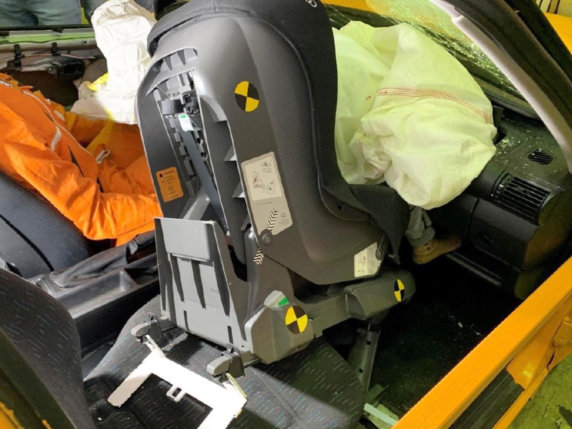 Universal-Isofix-Adapter versagen im Crashtest. Ein Kindersitz mit Universal-Isofix-Adapter wurde bei einem Crashtest durchs Auto geschleudert.