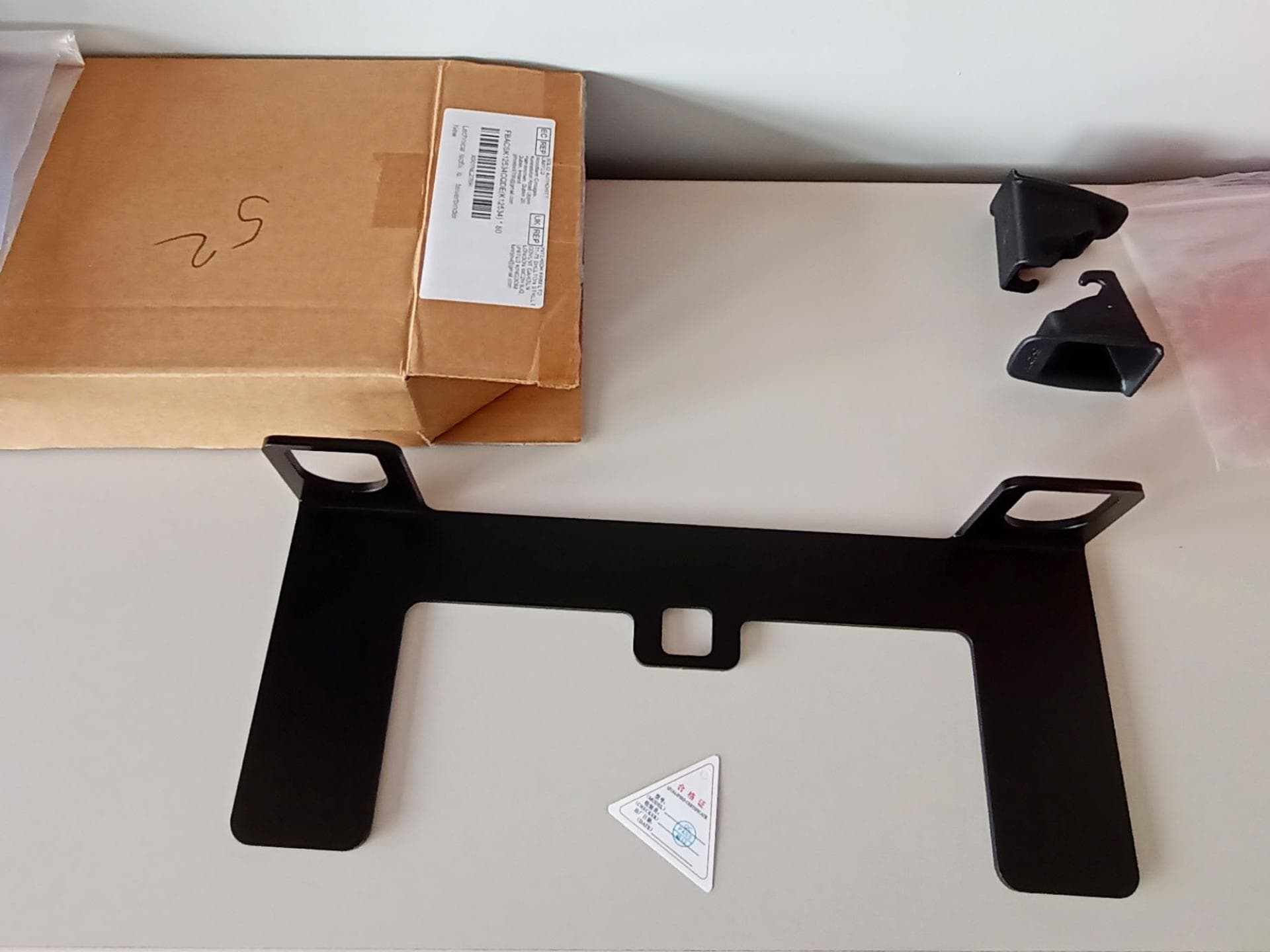 Universal-Isofix-Adapter sind nicht erlaubt. Bild eines im Internet bestellten Universal-Isofix-Adapters.