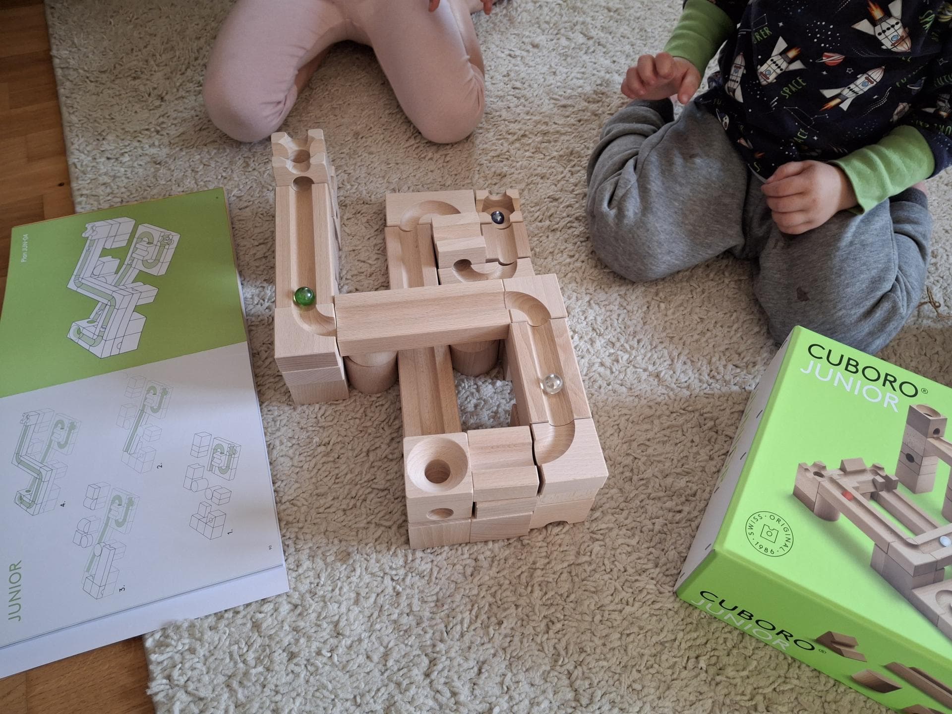 Das Spielen mit der CUBORO Kugelbahn macht nicht nur Spaß, sondern fördert auch die Kreativität. Das Spielen mit der CUBORO Kugelbahn macht nicht nur Spaß, sondern fördert auch die Kreativität.