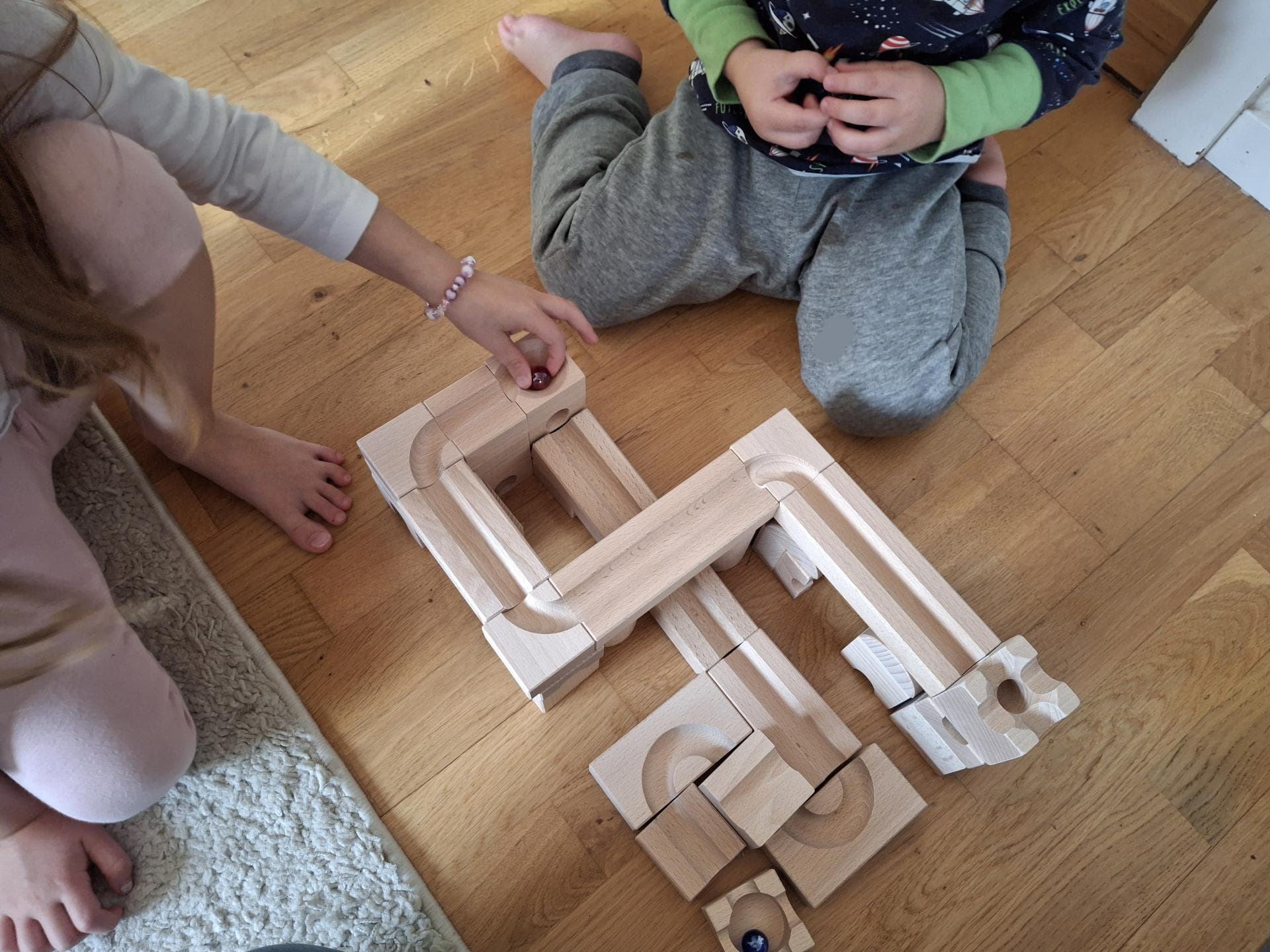 Das Kugelbahnsystem CUBORO JUNIOR im Test. Das Kugelbahnsystem CUBORO JUNIOR im Test.