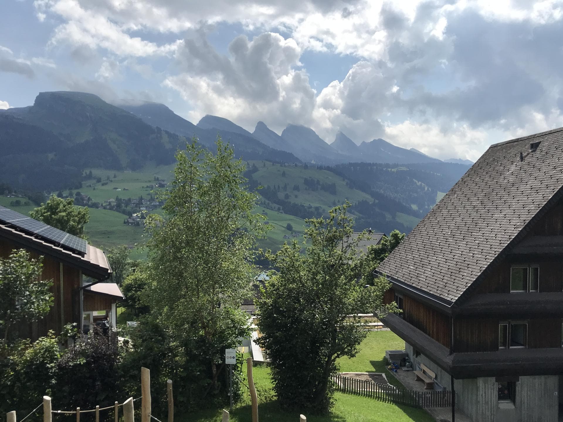 Blick vom Feriendorf auf die Churfirsten.