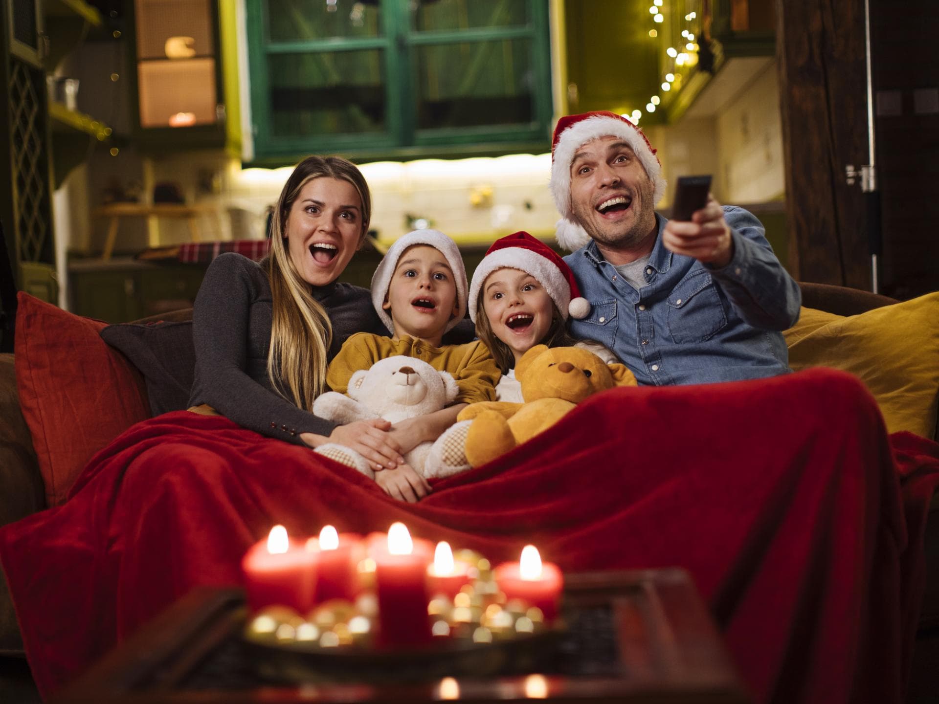 Eine Familie, die zu Weihnachten TV schaut.