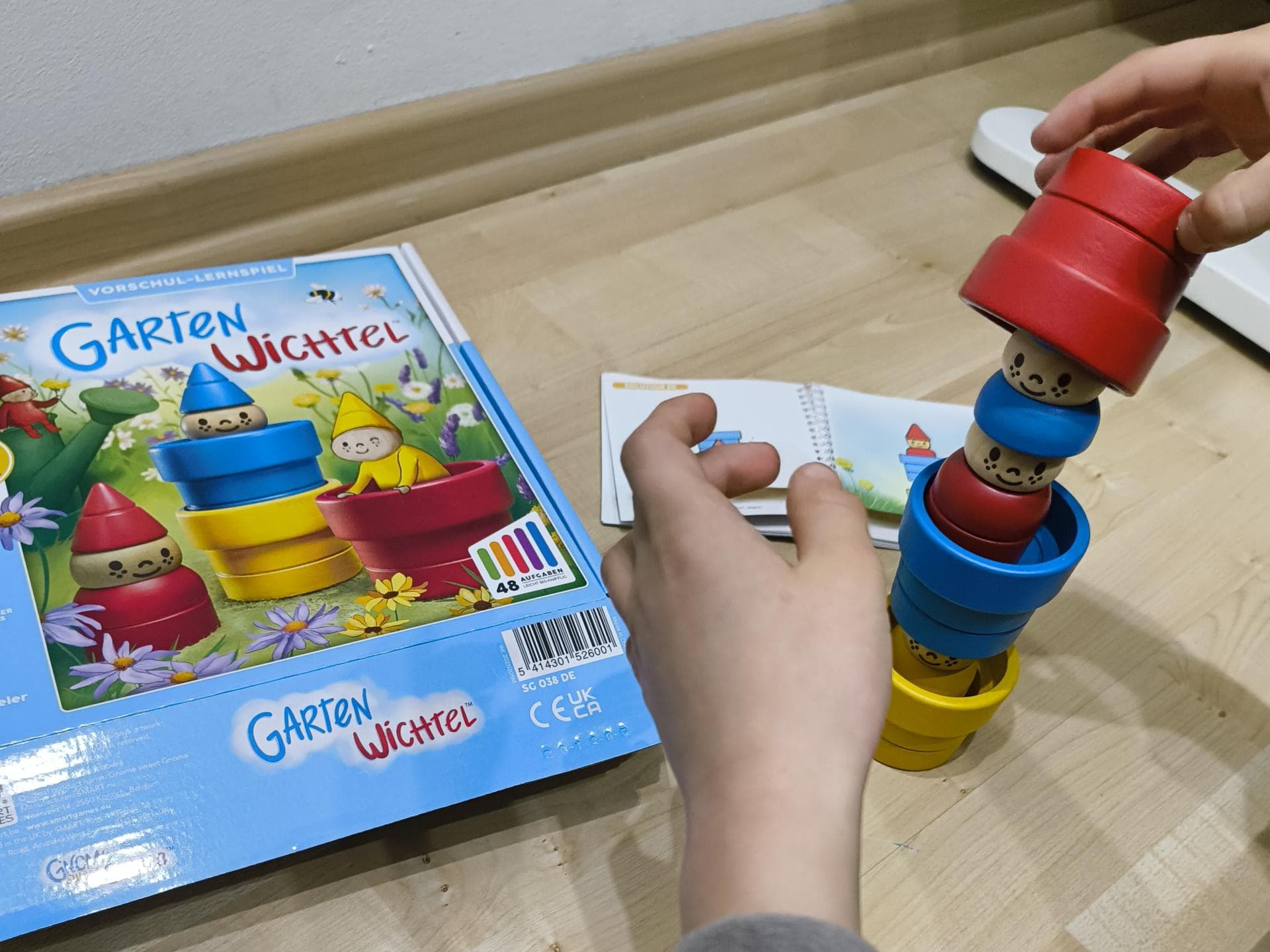 Martas Sohn hat beim Spielen mit den Gartenwichteln viel Spaß.