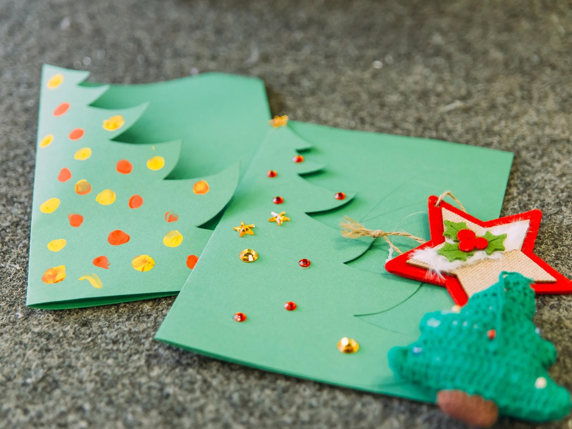 Eine Weihnachtskarte mit Tannenbaum-Schnittmuster